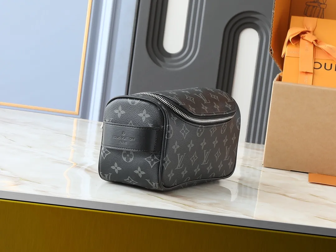 💰200💰Upgraded from the original M11510. This toiletry bag is made of Damier Graphite canvas, which has a rugged feel. The practical elastic lining keeps the bottle upright. Dimensions: 20 x 9.3 x 28 cm (height x width x length)