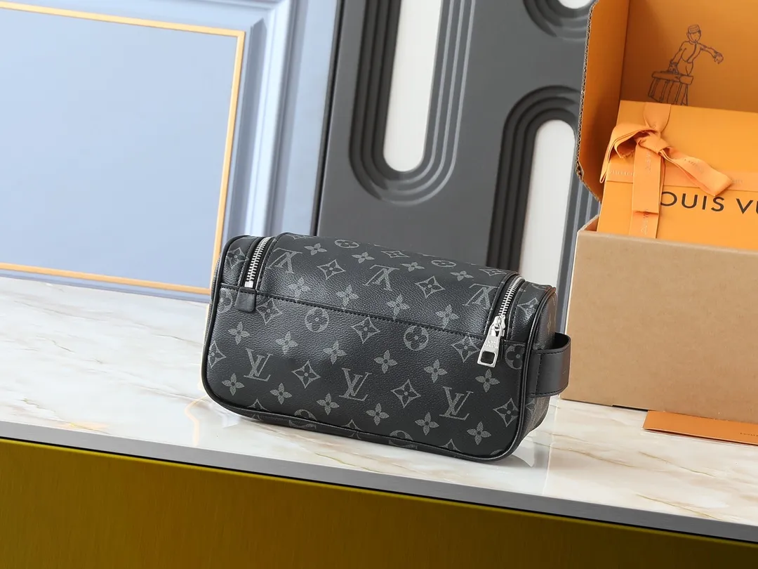 💰200💰Upgraded from the original M11510. This toiletry bag is made of Damier Graphite canvas, which has a rugged feel. The practical elastic lining keeps the bottle upright. Dimensions: 20 x 9.3 x 28 cm (height x width x length)