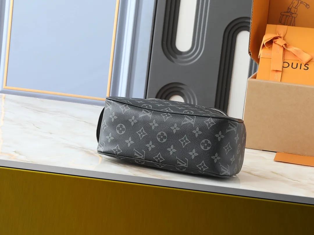 💰200💰Upgraded from the original M11510. This toiletry bag is made of Damier Graphite canvas, which has a rugged feel. The practical elastic lining keeps the bottle upright. Dimensions: 20 x 9.3 x 28 cm (height x width x length)