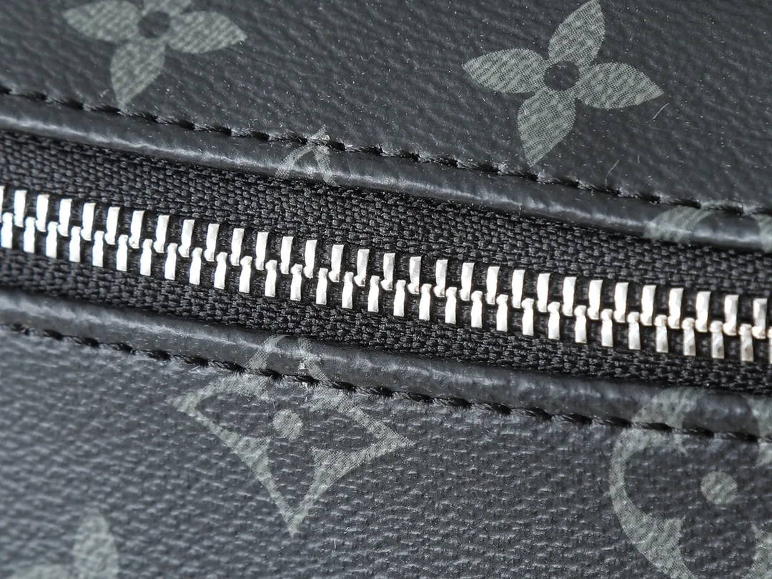 💰200💰Upgraded from the original M11510. This toiletry bag is made of Damier Graphite canvas, which has a rugged feel. The practical elastic lining keeps the bottle upright. Dimensions: 20 x 9.3 x 28 cm (height x width x length)