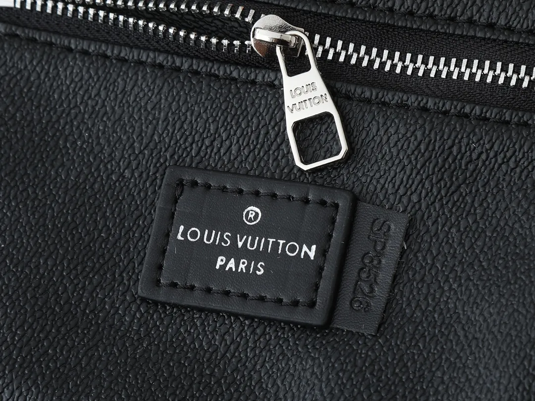 💰200💰Upgraded from the original M11510. This toiletry bag is made of Damier Graphite canvas, which has a rugged feel. The practical elastic lining keeps the bottle upright. Dimensions: 20 x 9.3 x 28 cm (height x width x length)