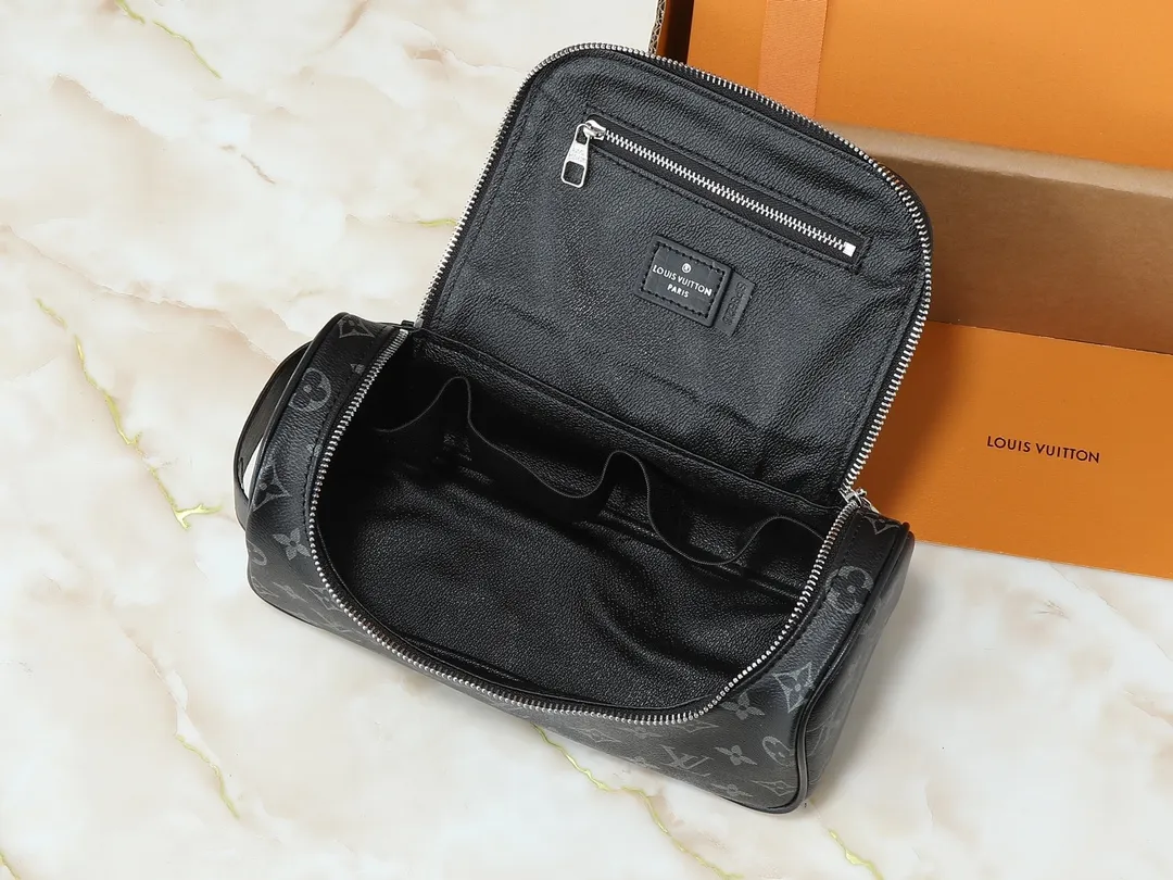💰200💰Upgraded from the original M11510. This toiletry bag is made of Damier Graphite canvas, which has a rugged feel. The practical elastic lining keeps the bottle upright. Dimensions: 20 x 9.3 x 28 cm (height x width x length)