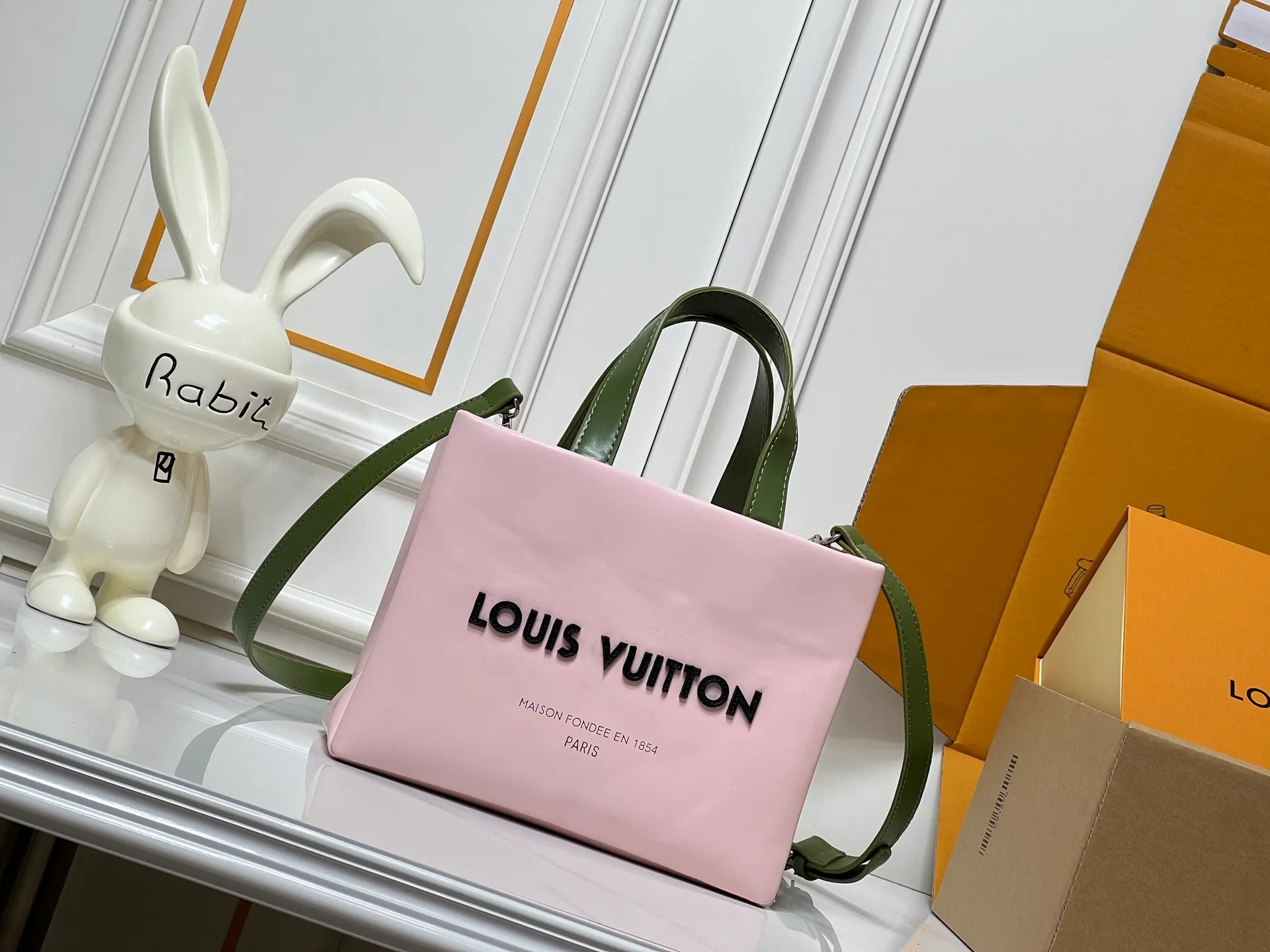 Batch 260💰M13940 presbyopic orange PHARREL and NIGO collection’s joint series top original order This Shopper medium handbag draws inspiration from Louis Vuitton shopping bags, with the words Louis Vuitton and Maison Fondée En 1854 written on soft cow leather, with a top handle and a detachable shoulder strap. 25x19x11 • Cow leather • Cow leather trim • Textile lining • Metal hardware • Musketon closure • Main compartment • Zip pocket • Double patch pockets • Handles: Double handle