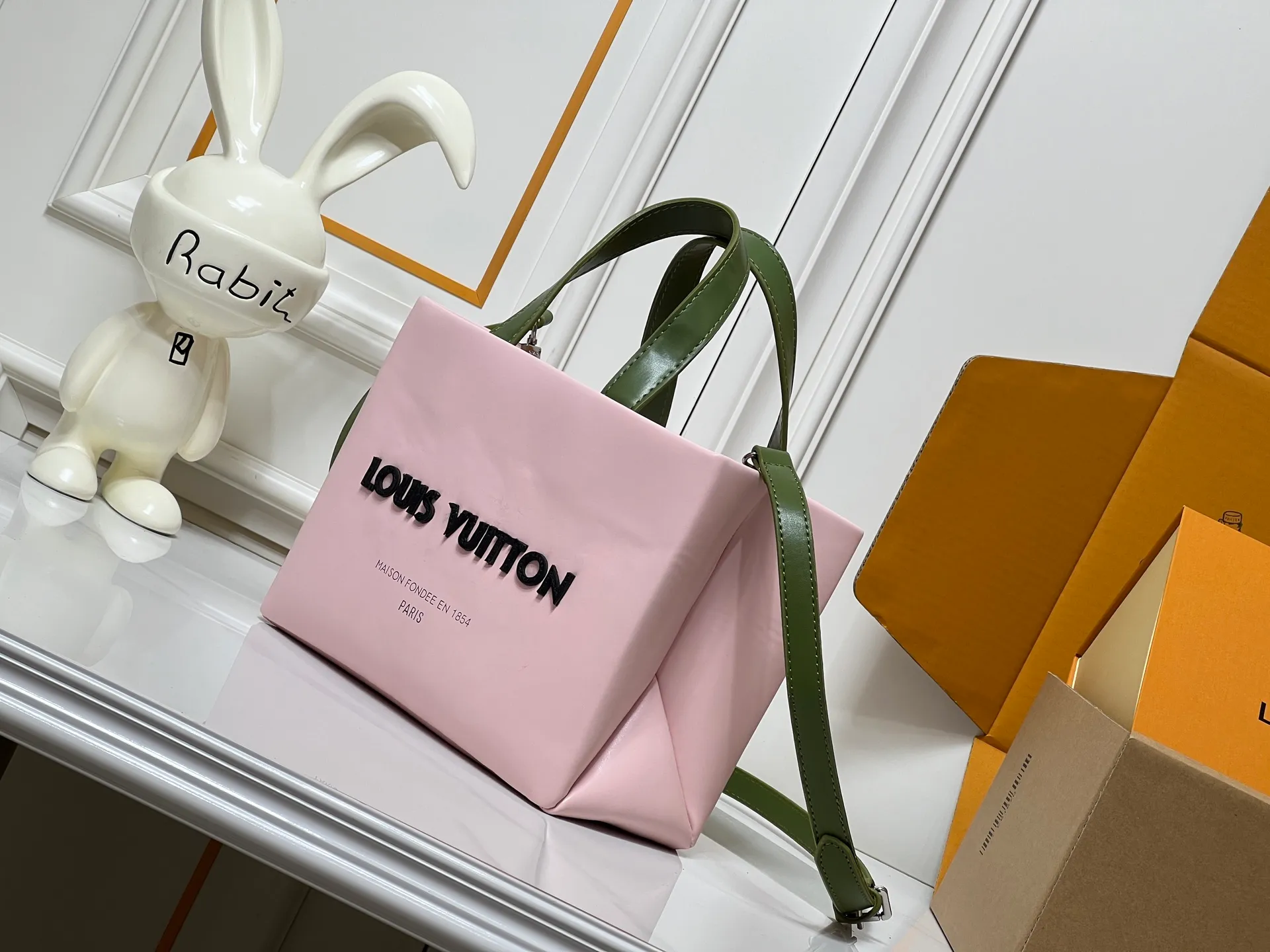 Batch 260💰M13940 presbyopic orange PHARREL and NIGO collection’s joint series top original order This Shopper medium handbag draws inspiration from Louis Vuitton shopping bags, with the words Louis Vuitton and Maison Fondée En 1854 written on soft cow leather, with a top handle and a detachable shoulder strap. 25x19x11 • Cow leather • Cow leather trim • Textile lining • Metal hardware • Musketon closure • Main compartment • Zip pocket • Double patch pockets • Handles: Double handle