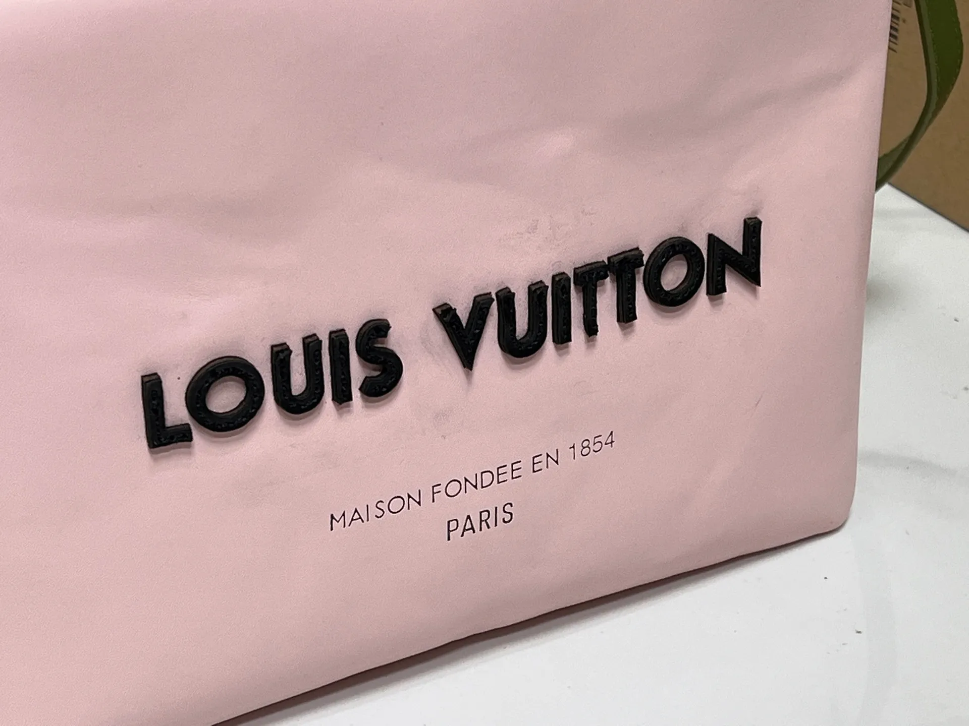 Batch 260💰M13940 presbyopic orange PHARREL and NIGO collection’s joint series top original order This Shopper medium handbag draws inspiration from Louis Vuitton shopping bags, with the words Louis Vuitton and Maison Fondée En 1854 written on soft cow leather, with a top handle and a detachable shoulder strap. 25x19x11 • Cow leather • Cow leather trim • Textile lining • Metal hardware • Musketon closure • Main compartment • Zip pocket • Double patch pockets • Handles: Double handle