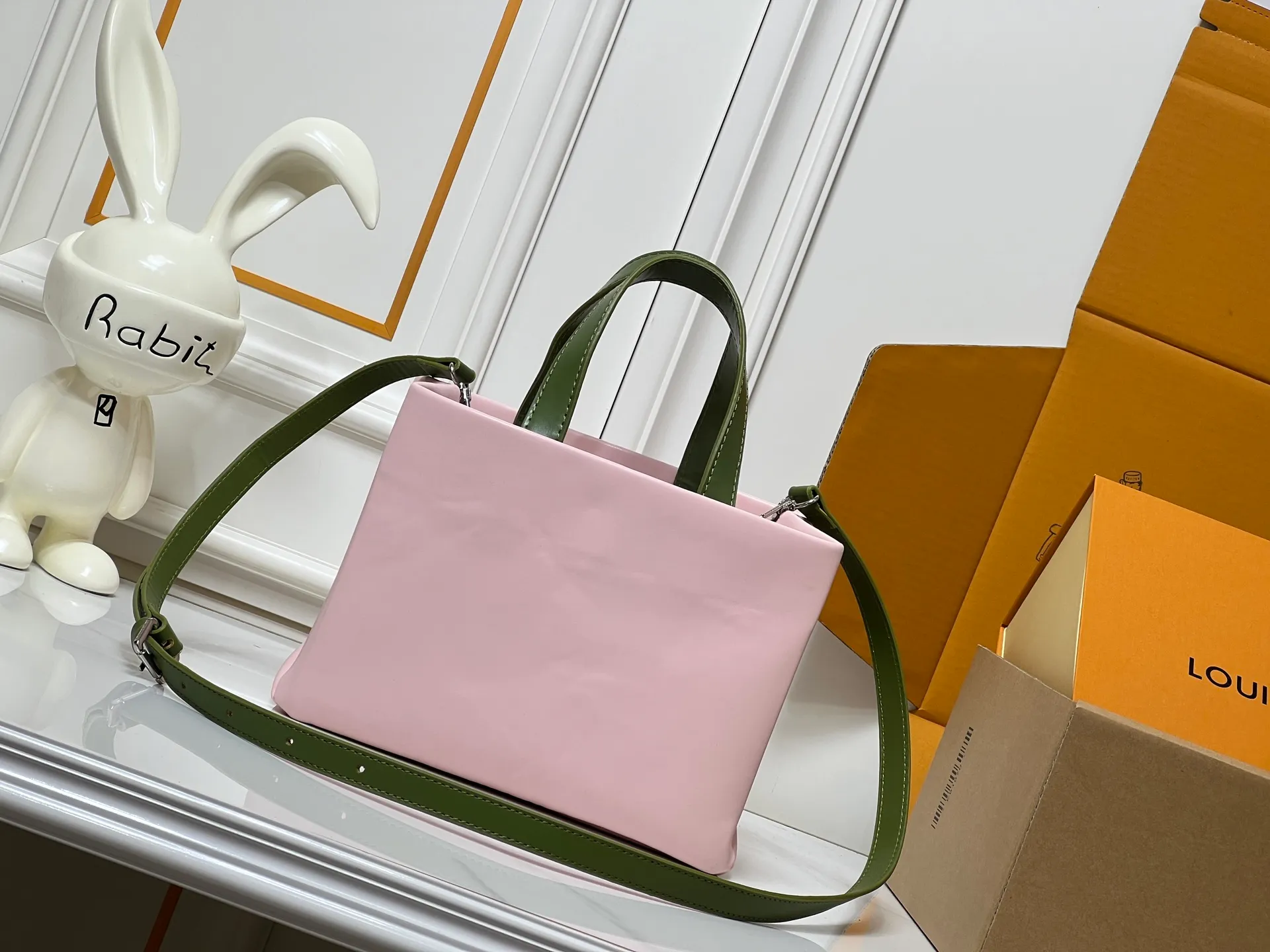 Batch 260💰M13940 presbyopic orange PHARREL and NIGO collection’s joint series top original order This Shopper medium handbag draws inspiration from Louis Vuitton shopping bags, with the words Louis Vuitton and Maison Fondée En 1854 written on soft cow leather, with a top handle and a detachable shoulder strap. 25x19x11 • Cow leather • Cow leather trim • Textile lining • Metal hardware • Musketon closure • Main compartment • Zip pocket • Double patch pockets • Handles: Double handle