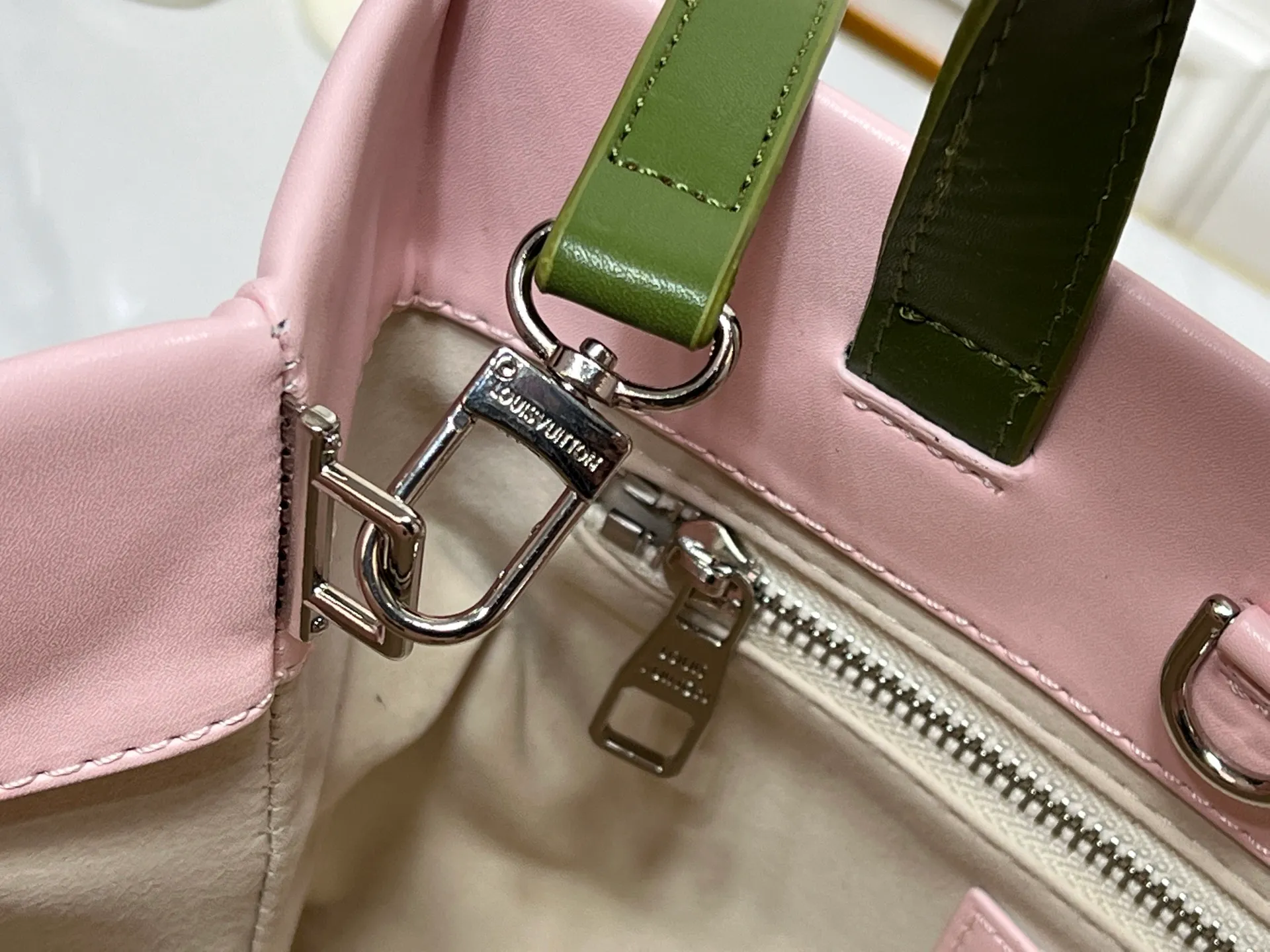 Batch 260💰M13940 presbyopic orange PHARREL and NIGO collection’s joint series top original order This Shopper medium handbag draws inspiration from Louis Vuitton shopping bags, with the words Louis Vuitton and Maison Fondée En 1854 written on soft cow leather, with a top handle and a detachable shoulder strap. 25x19x11 • Cow leather • Cow leather trim • Textile lining • Metal hardware • Musketon closure • Main compartment • Zip pocket • Double patch pockets • Handles: Double handle