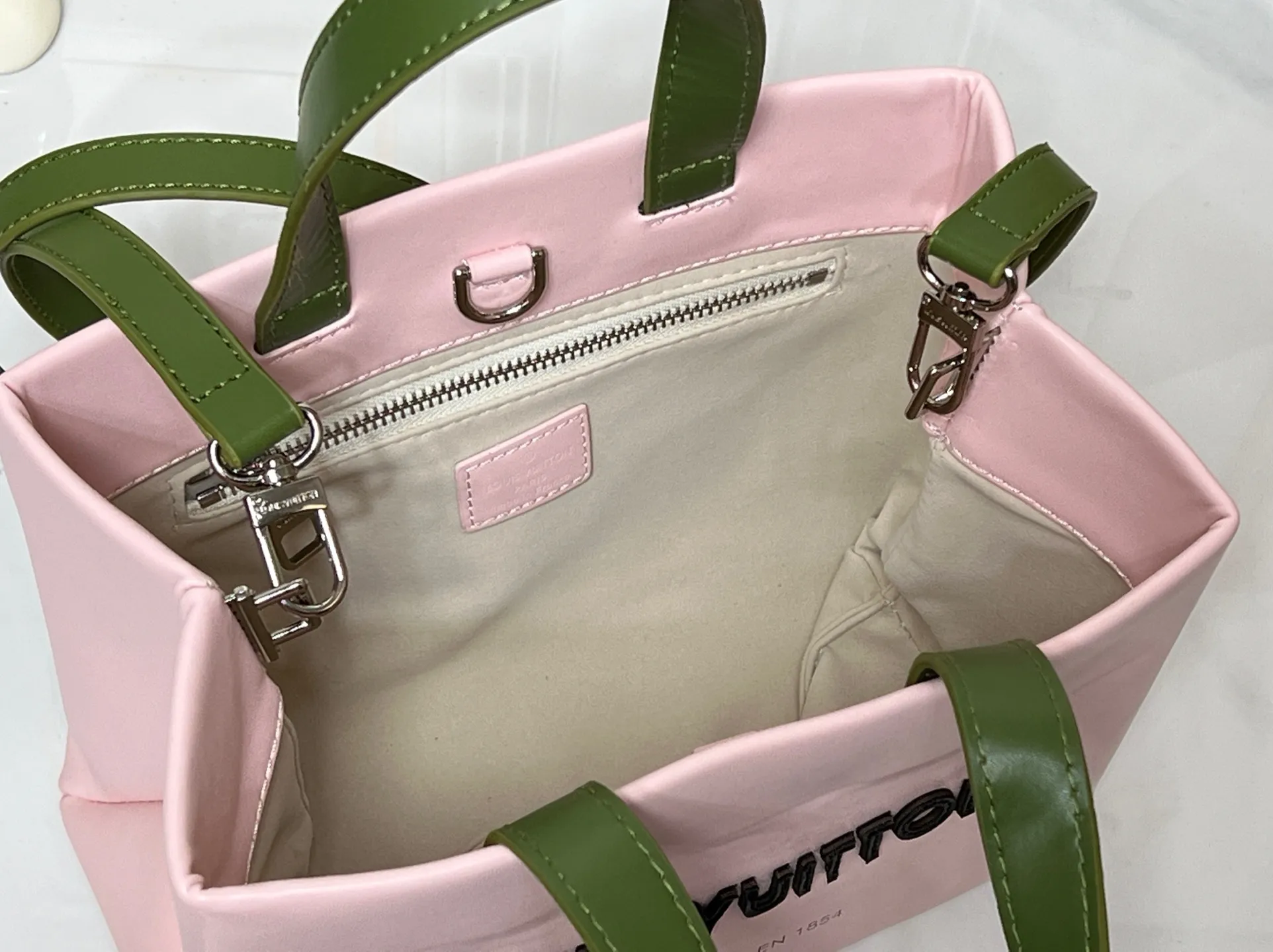Batch 260💰M13940 presbyopic orange PHARREL and NIGO collection’s joint series top original order This Shopper medium handbag draws inspiration from Louis Vuitton shopping bags, with the words Louis Vuitton and Maison Fondée En 1854 written on soft cow leather, with a top handle and a detachable shoulder strap. 25x19x11 • Cow leather • Cow leather trim • Textile lining • Metal hardware • Musketon closure • Main compartment • Zip pocket • Double patch pockets • Handles: Double handle