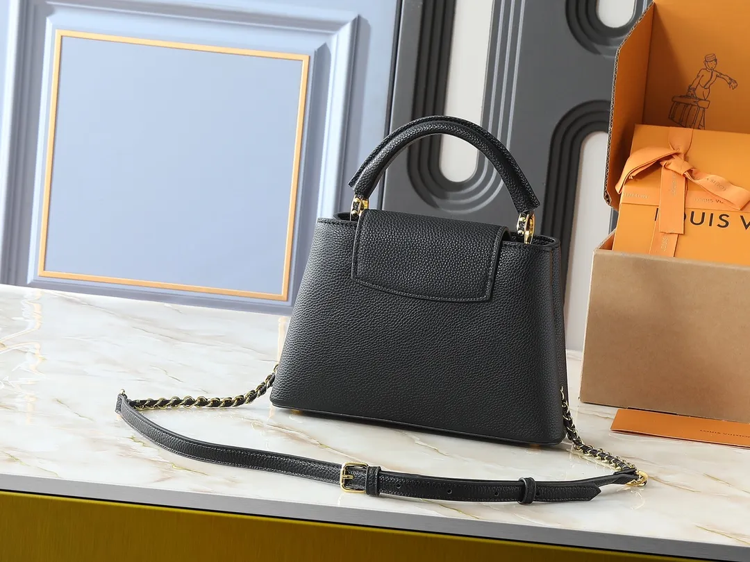 💰400💰Guangzhou goods Upgraded from the original M23083 M23082 This small Capucines handbag incorporates delicate Monogram flowers into the handle, using delicate brushstrokes to present the three-dimensional look of the LV logo, injecting dazzling luster into the soft design. Full-grain Taurillon leather is designed to fit a smartphone, short wallet and other small essentials. Dimensions: 27.0 x 17.3 x 9.0 cm (length x height x width)