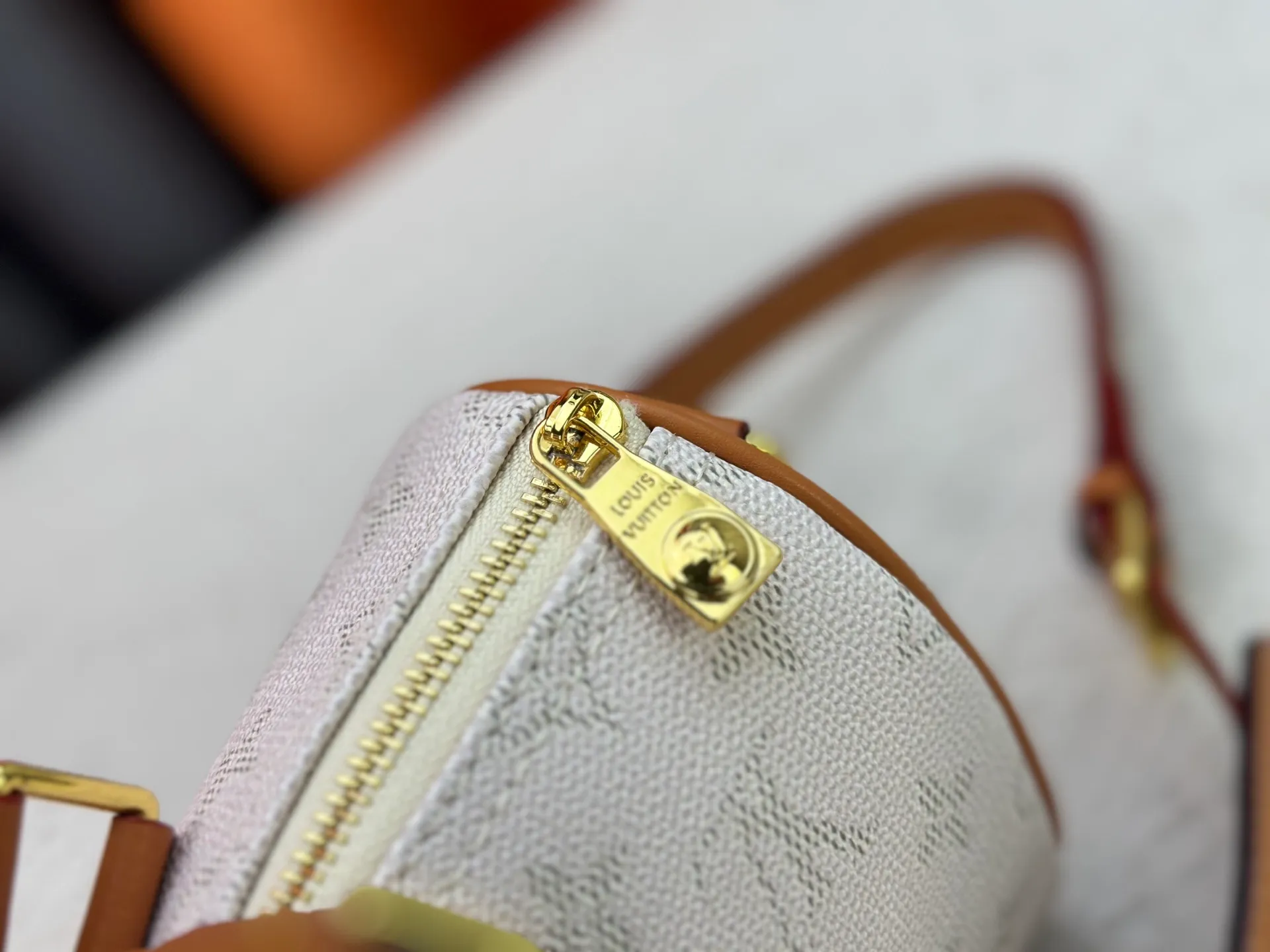 P250 Upgraded Original M14078 M01942 M15076 M24434 M46271 M20900 M46249 This handbag condenses the classic silhouette of the Keepall travel bag. It is made of Monogram embossed Taurillon leather. Its compact shape is suitable for storing small items such as mobile phones and wallets. With its clever use of leather handles and detachable shoulder strap, it's easy to carry with you in trendy style. Detailed features Dimensions: 25✘15✘11 cm