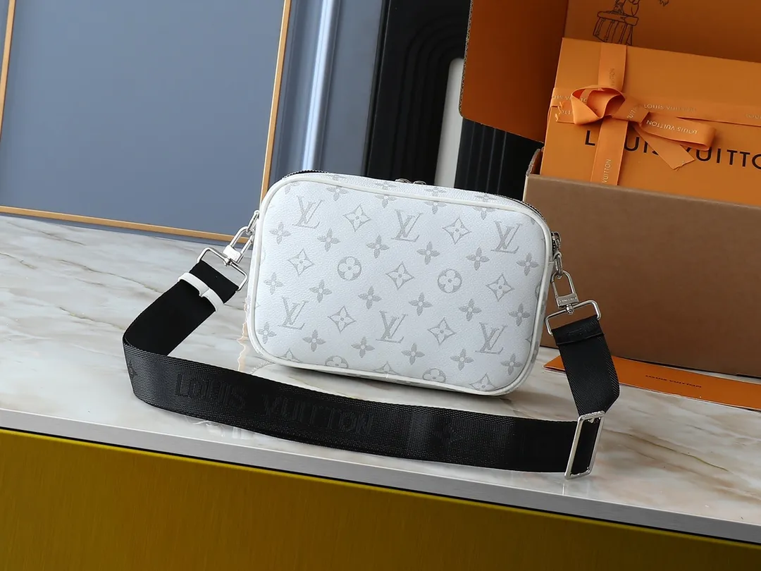 💰260💰Upgraded from the original M31069 M46955 M31014 M31016 nano alpha handbag, the monogram shadow leather is subtly embossed with the monogram pattern, making the compact structure show elegance. Black leather rivets with black floral pattern, two corners wrapped compartments on the front, box bag, camera bag, shoulder bag oo[handshake][handshake] rivet elements are marked with brand imprints, zipper compartments and external patch pockets are convenient for storing daily needs, and the detachable and adjustable leather shoulder strap allows for comfortable carrying. 24 x 16 x 8 cm (length x height x width)