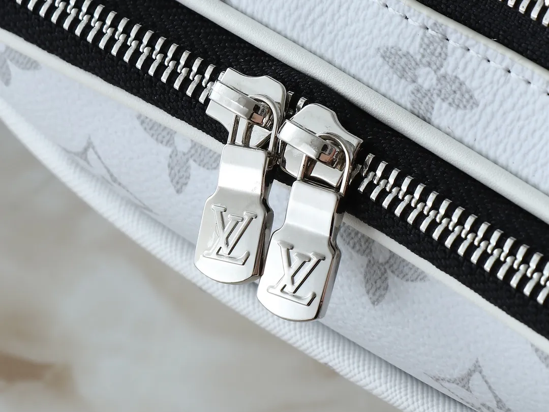 💰260💰Upgraded from the original M31069 M46955 M31014 M31016 nano alpha handbag, the monogram shadow leather is subtly embossed with the monogram pattern, making the compact structure show elegance. Black leather rivets with black floral pattern, two corners wrapped compartments on the front, box bag, camera bag, shoulder bag oo[handshake][handshake] rivet elements are marked with brand imprints, zipper compartments and external patch pockets are convenient for storing daily needs, and the detachable and adjustable leather shoulder strap allows for comfortable carrying. 24 x 16 x 8 cm (length x height x width)