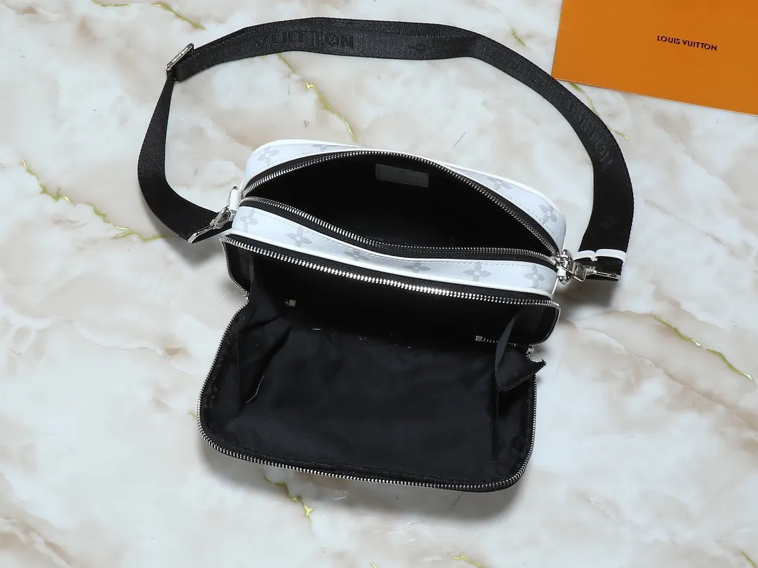 💰260💰Upgraded from the original M31069 M46955 M31014 M31016 nano alpha handbag, the monogram shadow leather is subtly embossed with the monogram pattern, making the compact structure show elegance. Black leather rivets with black floral pattern, two corners wrapped compartments on the front, box bag, camera bag, shoulder bag oo[handshake][handshake] rivet elements are marked with brand imprints, zipper compartments and external patch pockets are convenient for storing daily needs, and the detachable and adjustable leather shoulder strap allows for comfortable carrying. 24 x 16 x 8 cm (length x height x width)