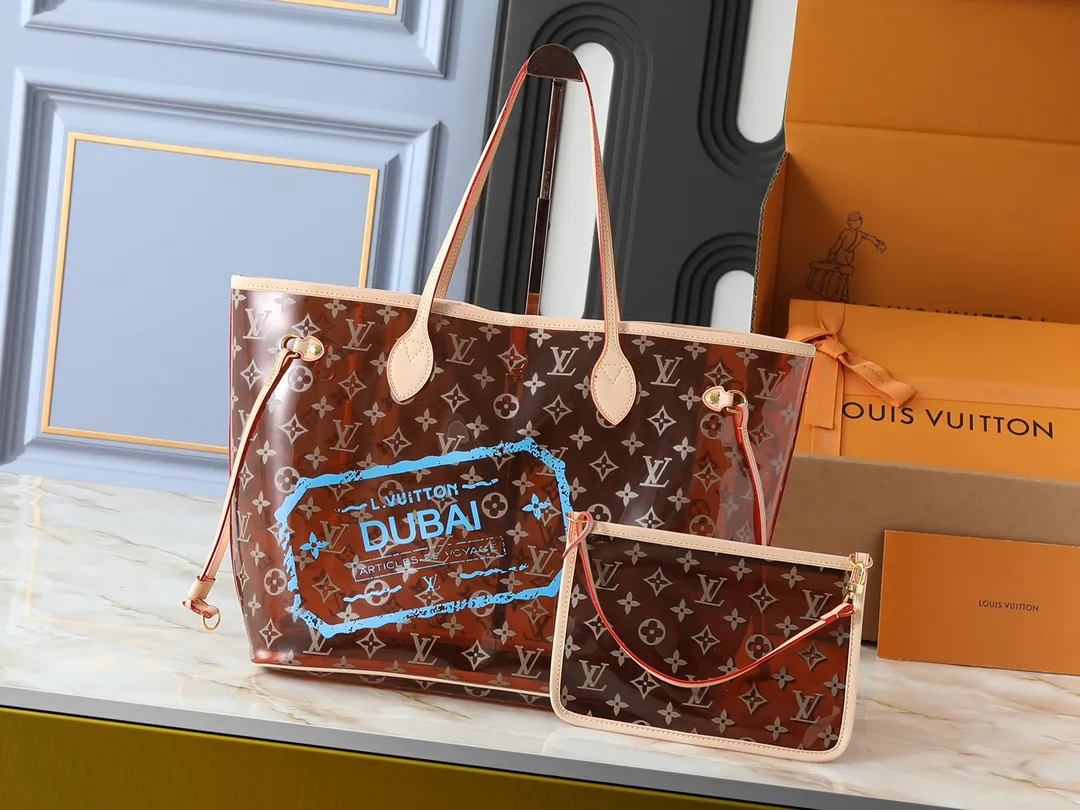 💰260💰Upgraded from the original M14491 M14490 M40995 This Neverfull medium tote bag is made of soft Monogram canvas with cow leather trim, and is lined with colorful fabrics in a spacious configuration. The straps on both sides can be tightened or stretched to create a different style. The slim handle makes it easy to carry over the shoulder or elbow, and the removable zipper bag can be used as a clutch or pocket. Dimensions: 31.0 x 28.0 x 14.0 cm (length x height x width)