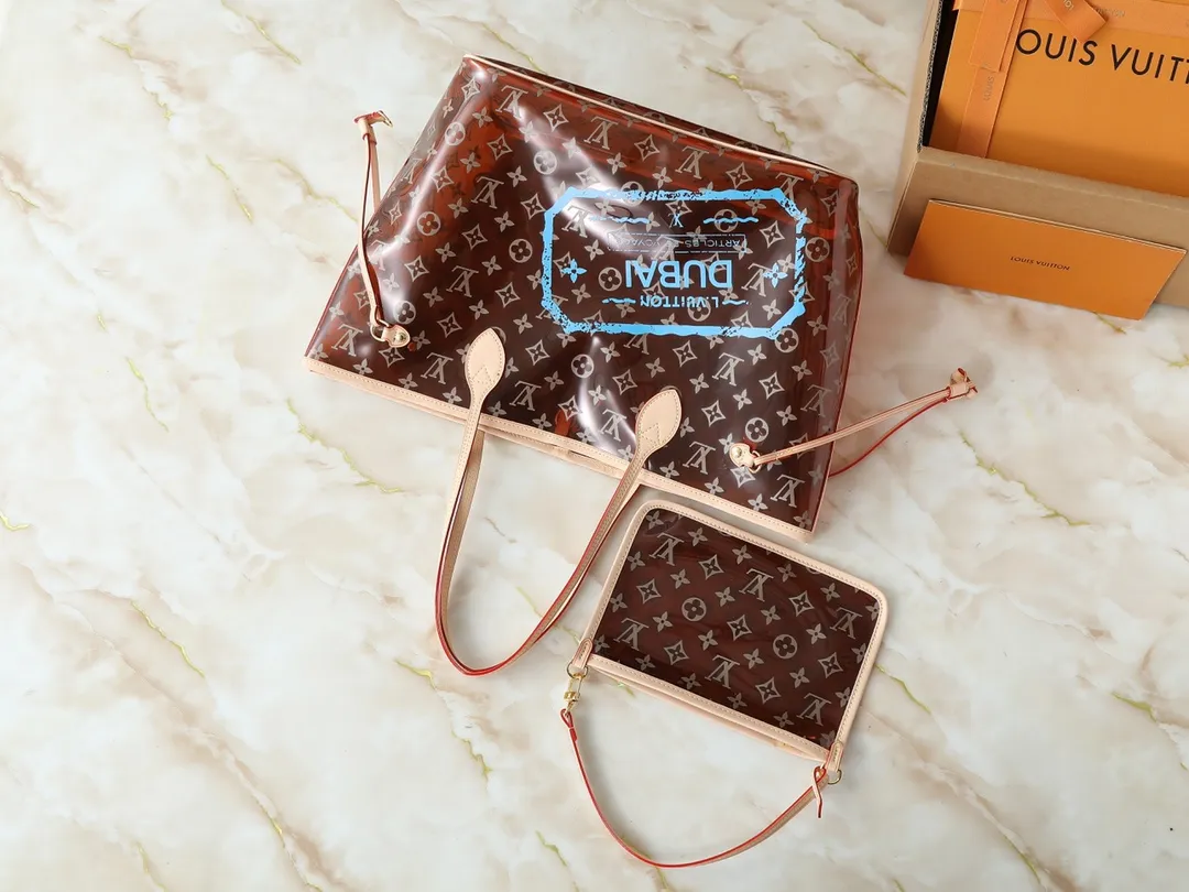 💰260💰Upgraded from the original M14491 M14490 M40995 This Neverfull medium tote bag is made of soft Monogram canvas with cow leather trim, and is lined with colorful fabrics in a spacious configuration. The straps on both sides can be tightened or stretched to create a different style. The slim handle makes it easy to carry over the shoulder or elbow, and the removable zipper bag can be used as a clutch or pocket. Dimensions: 31.0 x 28.0 x 14.0 cm (length x height x width)