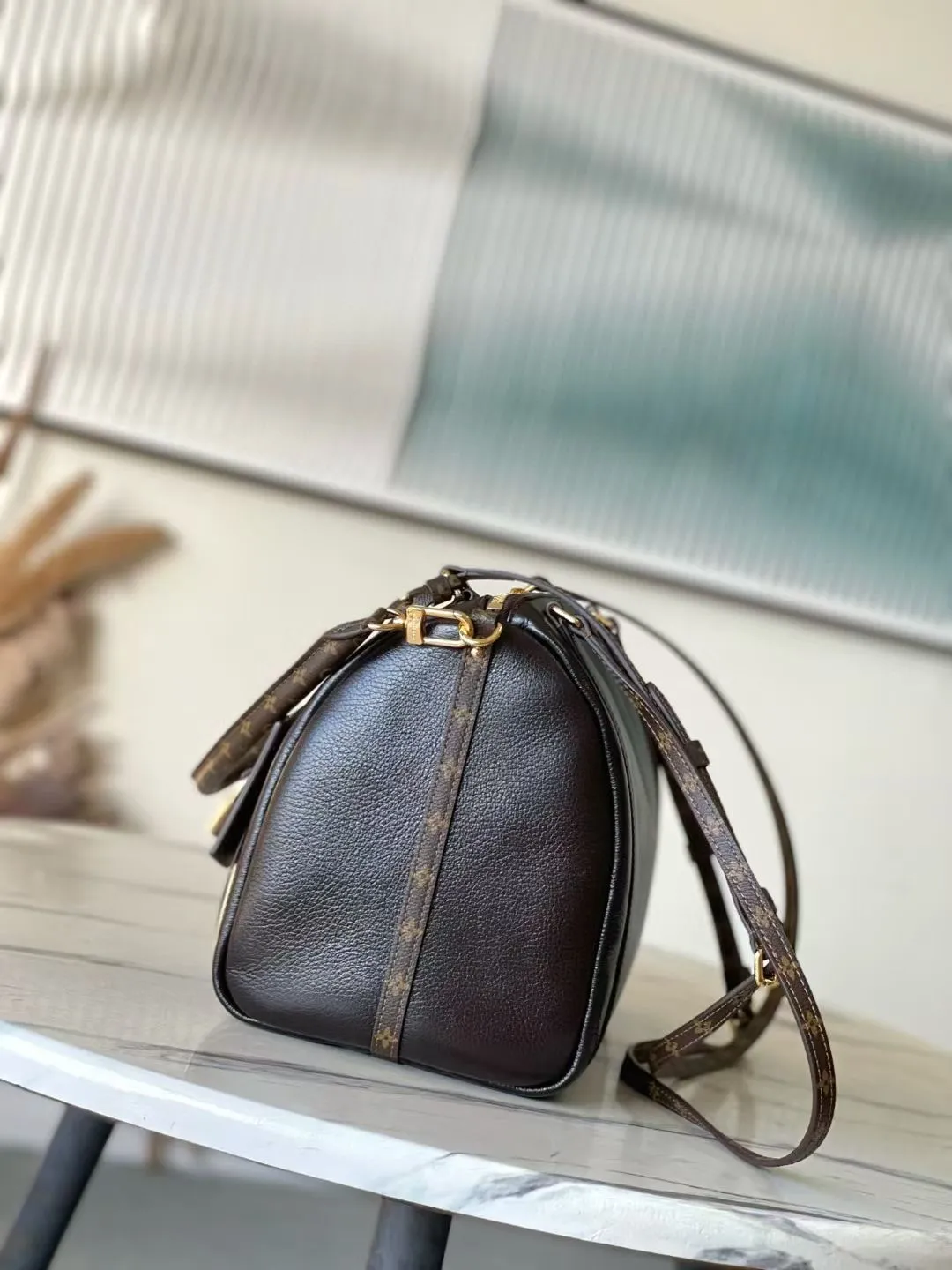 💰1140 (top layer leather) top original order M26359 oil wax leather. This season's Express medium handbag is specially crafted for modern women. This iconic design features a calfskin body with classic Monogram canvas trim. The Monogram jacquard lining pays tribute to the brand's long heritage, making it a perfect choice for urban life. It can be worn in various ways at will. The key bag and padlock are the finishing touches, adding subtle details to the overall design. Dimensions: 36 × 24 × 18.5 cm