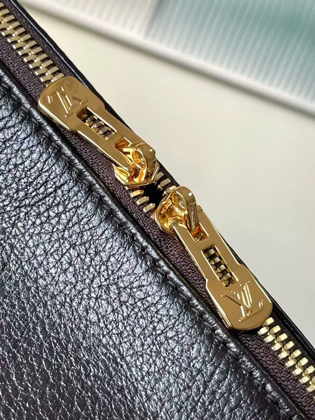💰1140 (top layer leather) top original order M26359 oil wax leather. This season's Express medium handbag is specially crafted for modern women. This iconic design features a calfskin body with classic Monogram canvas trim. The Monogram jacquard lining pays tribute to the brand's long heritage, making it a perfect choice for urban life. It can be worn in various ways at will. The key bag and padlock are the finishing touches, adding subtle details to the overall design. Dimensions: 36 × 24 × 18.5 cm