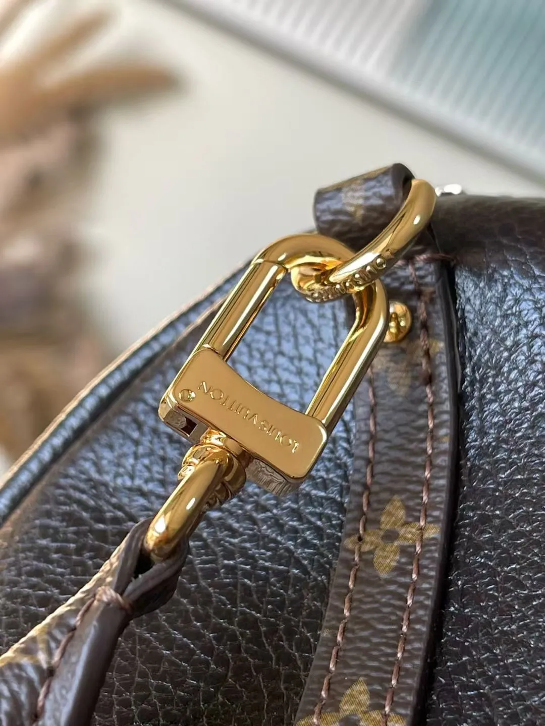 💰1140 (top layer leather) top original order M26359 oil wax leather. This season's Express medium handbag is specially crafted for modern women. This iconic design features a calfskin body with classic Monogram canvas trim. The Monogram jacquard lining pays tribute to the brand's long heritage, making it a perfect choice for urban life. It can be worn in various ways at will. The key bag and padlock are the finishing touches, adding subtle details to the overall design. Dimensions: 36 × 24 × 18.5 cm