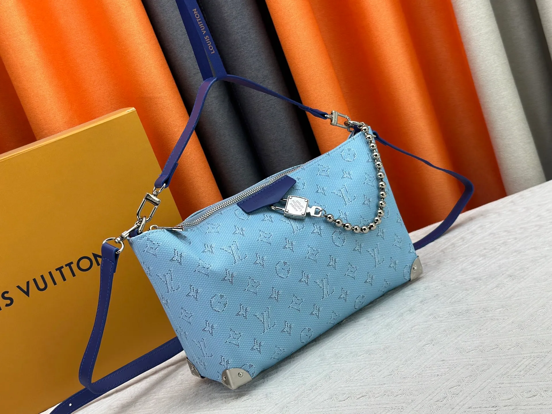 P280 Upgraded original version M14661 This version of Hills chette draws inspiration from Louis Vuitton’s iconic Monogram canvas and is dazzlingly embellished with Monogram Mini. This handbag is a 2025 new design, decorated with cowhide trim and gold metal parts. The length of the handle can be adjusted to the most suitable length, and there is ample space inside the bag to store a mobile phone, business card holder, lipstick and keys. 32x 19x 9.5 cm (length x height x width)