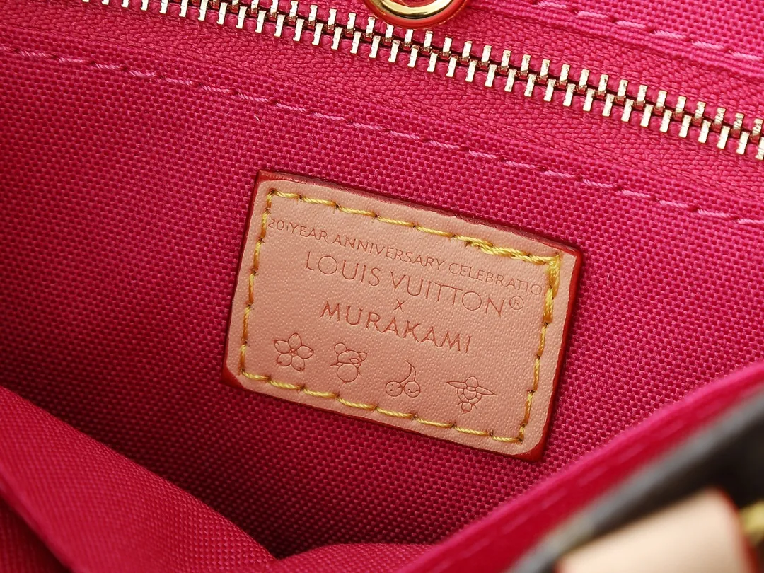 💰260💰Upgraded original version 🔥New style🔥M45659 M46373 M44571 This small OnTheGo handbag is made of Monogram and Monogram Reverse canvas, with the Monogram Giant pattern embellished on it. The Toron handle and the jacquard textured shoulder strap decorated with the brand's logo create a visual contrast, and the detachable coin bag is suitable for storing change or small items. It combines fashionable charm with various functions, making it a good daily companion. 25.0 x 19.0 x 11.5 cm (length x height x width)