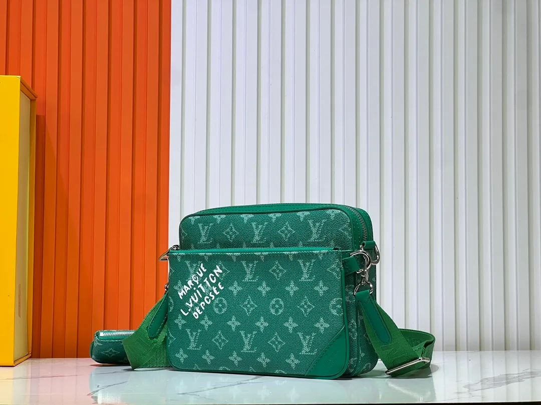 Batch 300💰Official website latest model M12868 M69443 M45320 M12766 New men's bag three-piece messenger bag series This Trio messenger bag uses Monogram Eclipse Reverse canvas and eye-catching details to create a three-in-one design. The zippered front pocket and coin purse on the shoulder strap are both detachable, enriching the functional design with the main pocket. The adjustable and removable fabric shoulder strap is embellished with the Louis Vuitton logo and provides a comfortable shoulder-carrying experience. Dimensions: 25.0×18.5×7.0