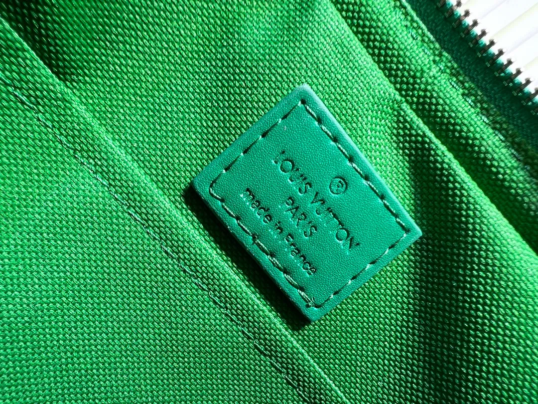 Batch 300💰Official website latest model M12868 M69443 M45320 M12766 New men's bag three-piece messenger bag series This Trio messenger bag uses Monogram Eclipse Reverse canvas and eye-catching details to create a three-in-one design. The zippered front pocket and coin purse on the shoulder strap are both detachable, enriching the functional design with the main pocket. The adjustable and removable fabric shoulder strap is embellished with the Louis Vuitton logo and provides a comfortable shoulder-carrying experience. Dimensions: 25.0×18.5×7.0