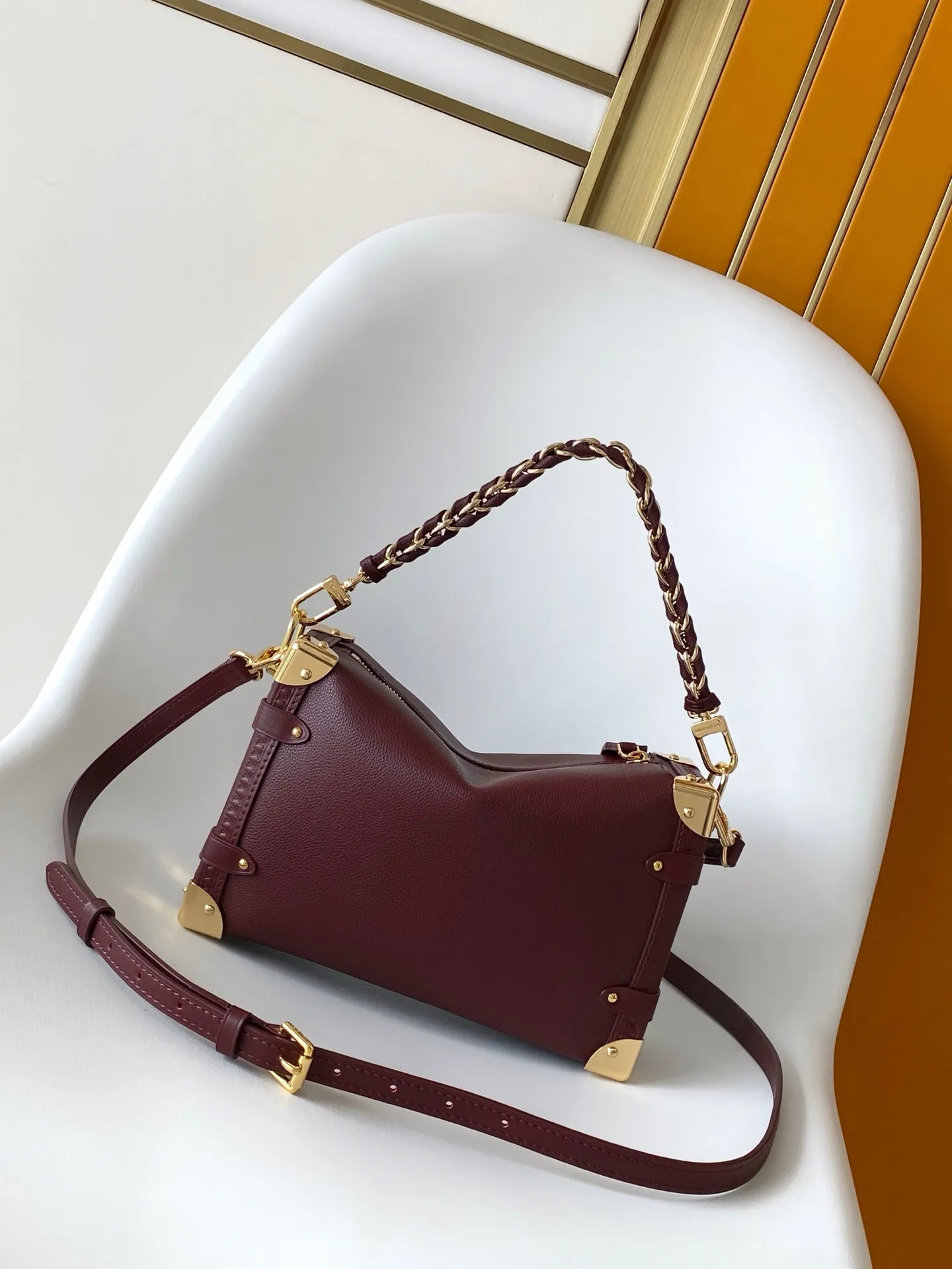 💰1240 (top layer leather) top original single M25669 dynamic 163 This Side Trunk medium handbag is from the Back to School series, interpreting the retro style of the 1970s in elegant colors. The Monogram coated canvas trim lends a bohemian feel, while the S-lock buckle and detachable chain gleam with metallic sheen. The appropriate size makes it easy to store daily items such as lipstick. 23.5 x 16.0 x 8.5 cm (L x H x W) • Suede cow leather • Coated canvas trim • Cow leather lining • Metal hardware • Zip closure with S-lock • Holds smartphone, headphones, Zippy wallet, keys and lipstick • Shoulder strap: removable, adjustable • Half-length strap: 45.0 cm • Half-length strap adjustable to: 55.0 cm • Handle: single handle, removable