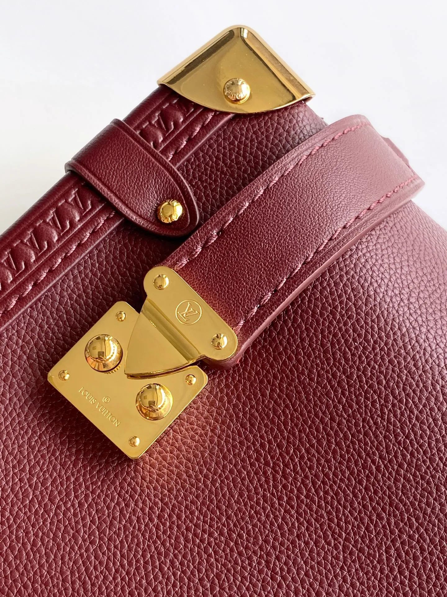 💰1240 (top layer leather) top original single M25669 dynamic 163 This Side Trunk medium handbag is from the Back to School series, interpreting the retro style of the 1970s in elegant colors. The Monogram coated canvas trim lends a bohemian feel, while the S-lock buckle and detachable chain gleam with metallic sheen. The appropriate size makes it easy to store daily items such as lipstick. 23.5 x 16.0 x 8.5 cm (L x H x W) • Suede cow leather • Coated canvas trim • Cow leather lining • Metal hardware • Zip closure with S-lock • Holds smartphone, headphones, Zippy wallet, keys and lipstick • Shoulder strap: removable, adjustable • Half-length strap: 45.0 cm • Half-length strap adjustable to: 55.0 cm • Handle: single handle, removable