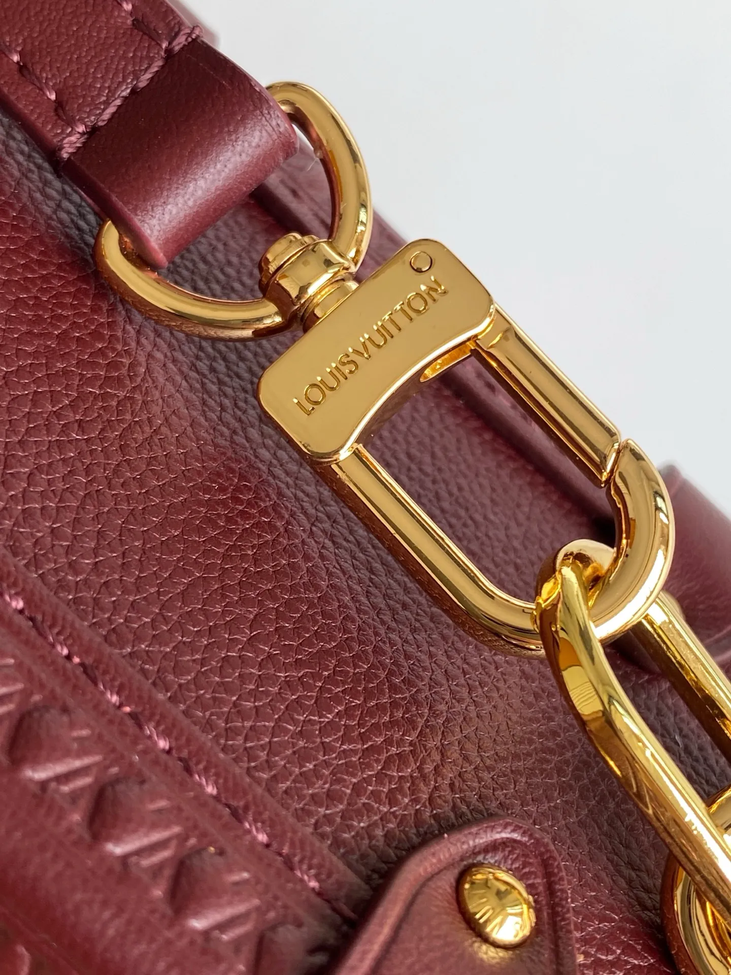 💰1240 (top layer leather) top original single M25669 dynamic 163 This Side Trunk medium handbag is from the Back to School series, interpreting the retro style of the 1970s in elegant colors. The Monogram coated canvas trim lends a bohemian feel, while the S-lock buckle and detachable chain gleam with metallic sheen. The appropriate size makes it easy to store daily items such as lipstick. 23.5 x 16.0 x 8.5 cm (L x H x W) • Suede cow leather • Coated canvas trim • Cow leather lining • Metal hardware • Zip closure with S-lock • Holds smartphone, headphones, Zippy wallet, keys and lipstick • Shoulder strap: removable, adjustable • Half-length strap: 45.0 cm • Half-length strap adjustable to: 55.0 cm • Handle: single handle, removable