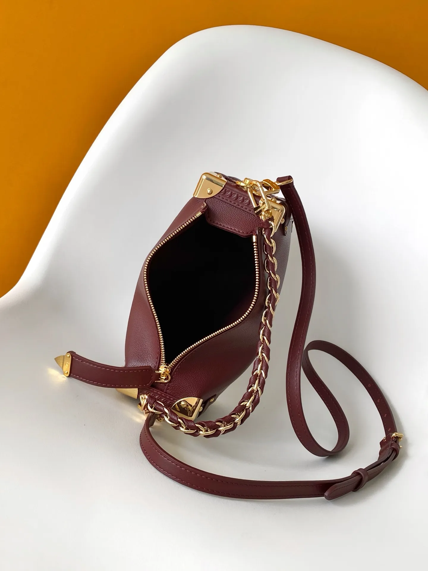 💰1240 (top layer leather) top original single M25669 dynamic 163 This Side Trunk medium handbag is from the Back to School series, interpreting the retro style of the 1970s in elegant colors. The Monogram coated canvas trim lends a bohemian feel, while the S-lock buckle and detachable chain gleam with metallic sheen. The appropriate size makes it easy to store daily items such as lipstick. 23.5 x 16.0 x 8.5 cm (L x H x W) • Suede cow leather • Coated canvas trim • Cow leather lining • Metal hardware • Zip closure with S-lock • Holds smartphone, headphones, Zippy wallet, keys and lipstick • Shoulder strap: removable, adjustable • Half-length strap: 45.0 cm • Half-length strap adjustable to: 55.0 cm • Handle: single handle, removable