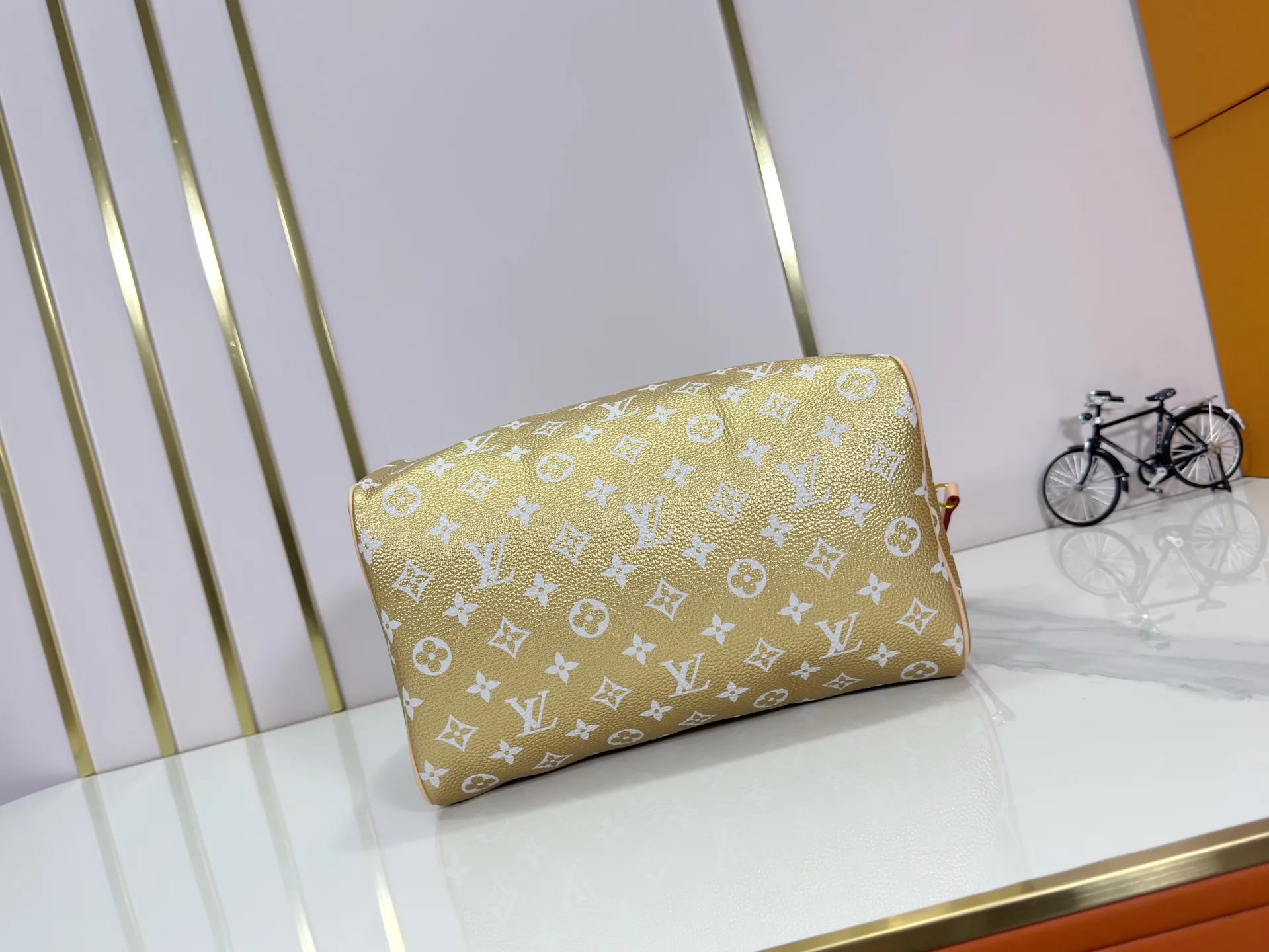 P300 Upgraded original M15283 M40391 M24426 M24425 M24424 M24423 M24443 M This Speedy Bandoulière 30 Monogram Leather handbag is made of soft cow leather and uses Monogram patterns to reproduce the elegant look and feel of canvas printing. Dazzling metal hardware, sheepskin lining and nameplate all reflect Creative Director Pharrell Williams' relentless attention to detail. Dimensions: 30x21x17cm (length x height x width)