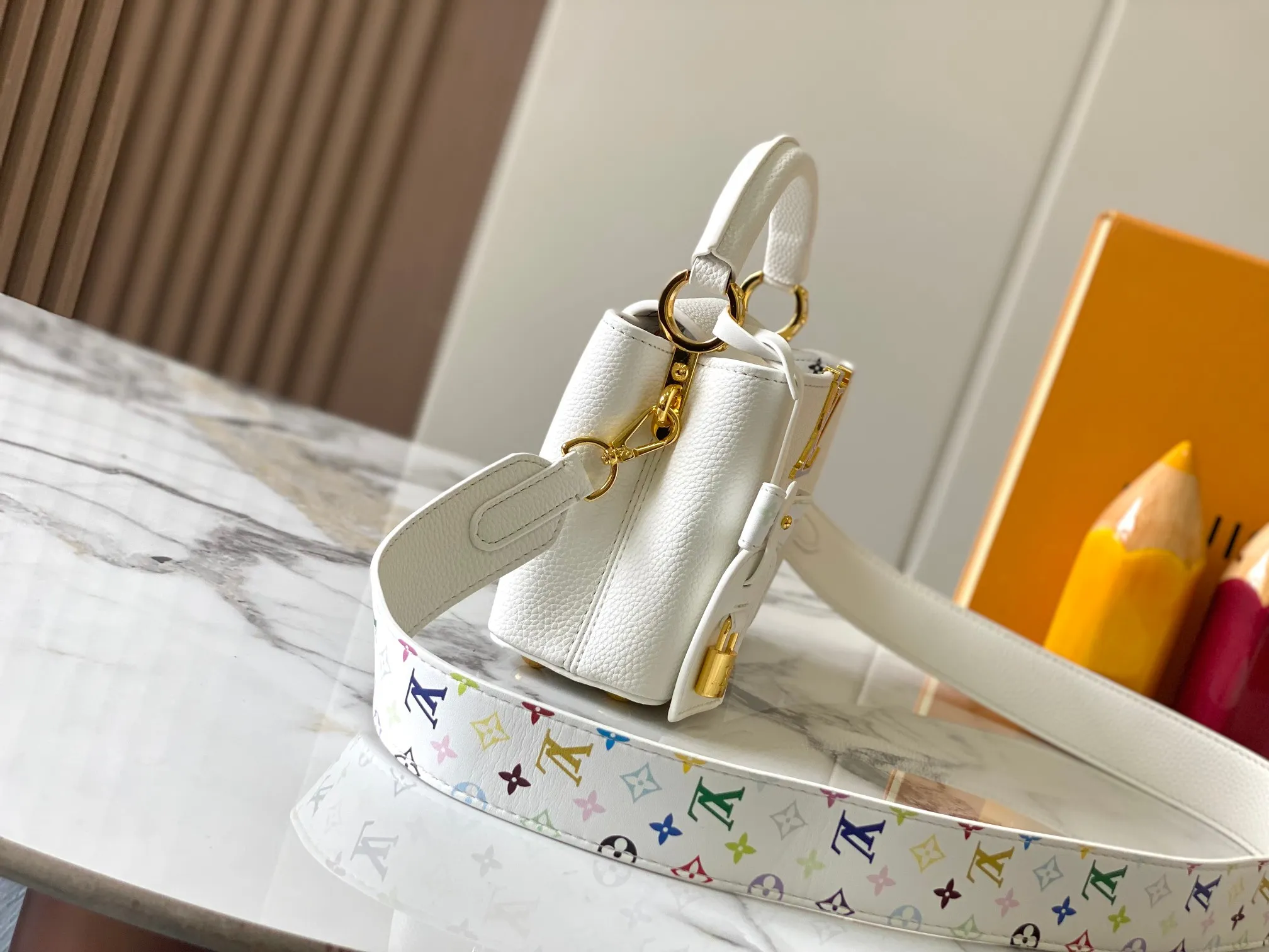 p440 [Guangzhou top quality original version] Capucines Mini Model: 12352 white 33 colors Material: litchi pattern Hardware upgrade Highlights: LV initials, unique edge ring, fine Monogram flowers on the flip cover. Size: 21×14×8cm