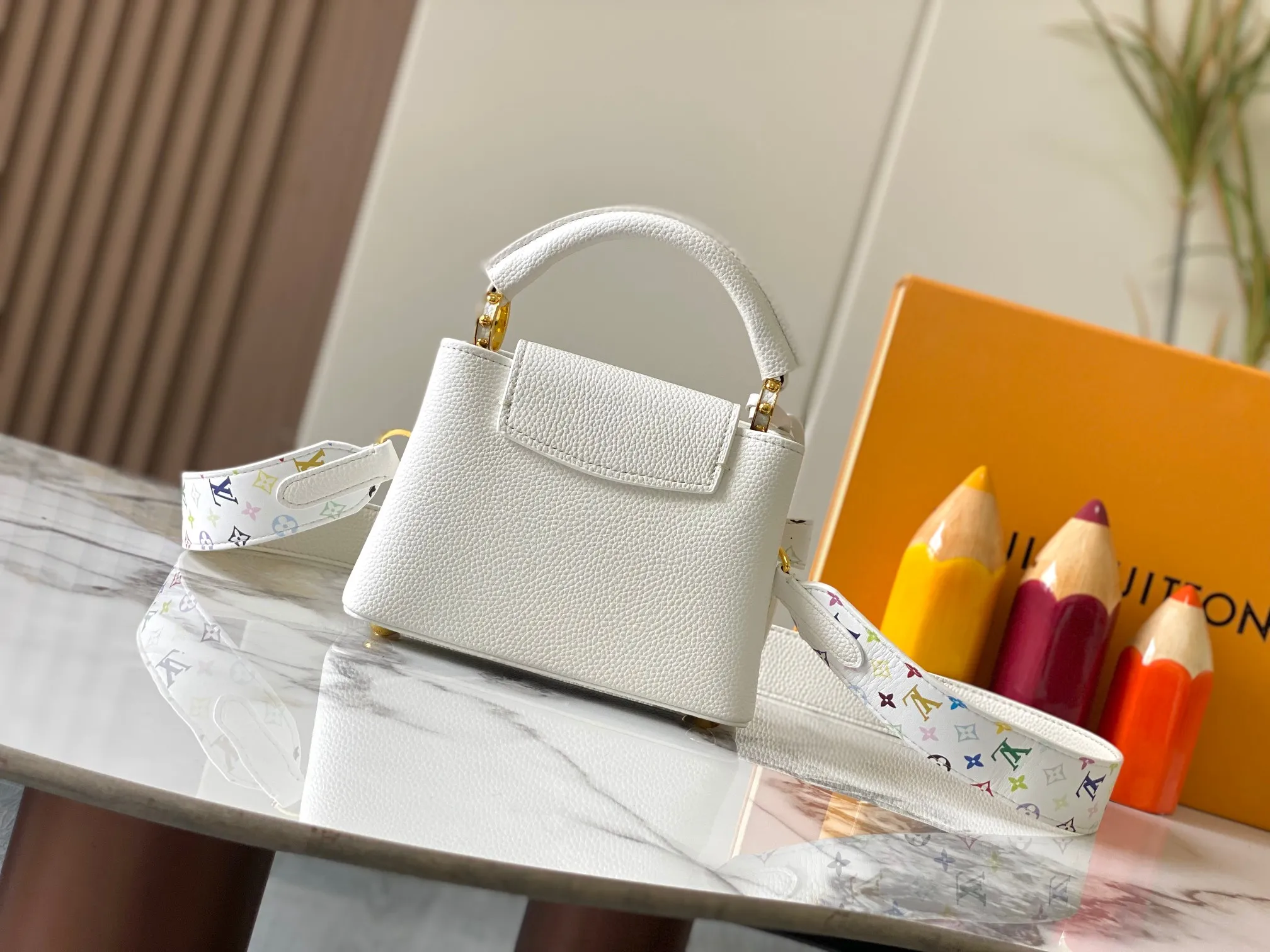 p440 [Guangzhou top quality original version] Capucines Mini Model: 12352 white 33 colors Material: litchi pattern Hardware upgrade Highlights: LV initials, unique edge ring, fine Monogram flowers on the flip cover. Size: 21×14×8cm