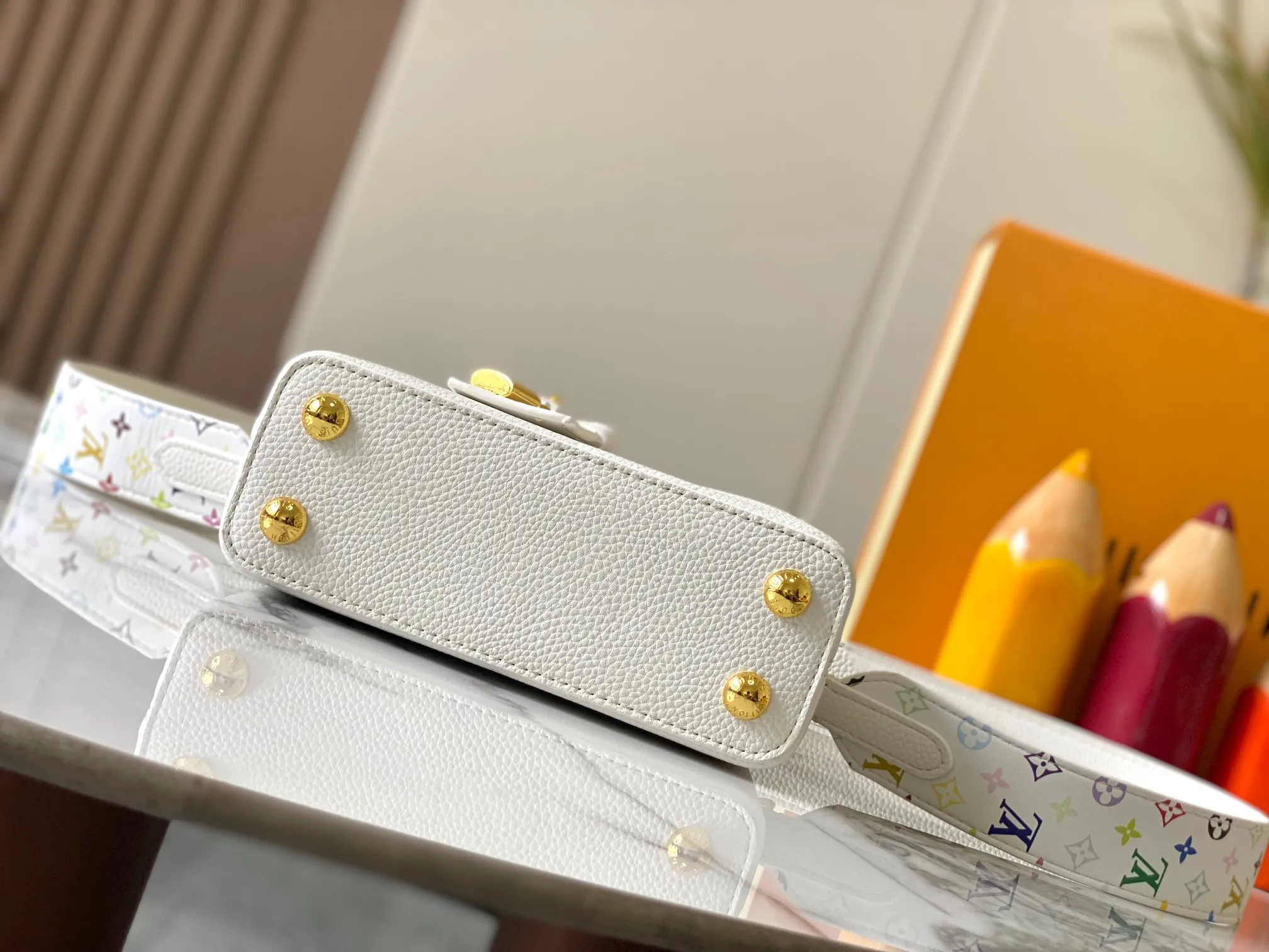 p440 [Guangzhou top quality original version] Capucines Mini Model: 12352 white 33 colors Material: litchi pattern Hardware upgrade Highlights: LV initials, unique edge ring, fine Monogram flowers on the flip cover. Size: 21×14×8cm