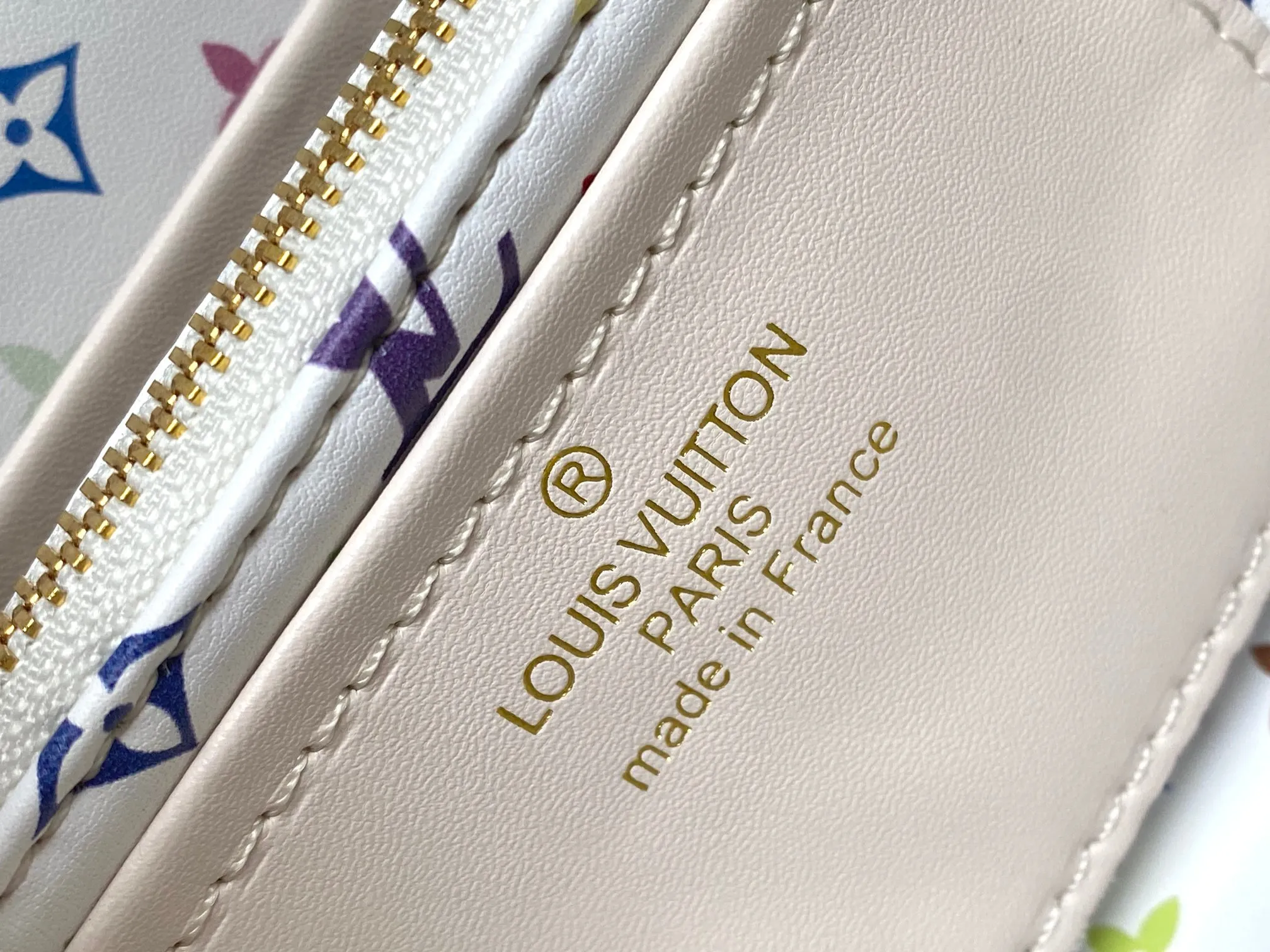 p440 [Guangzhou top quality original version] Capucines Mini Model: 12352 white 33 colors Material: litchi pattern Hardware upgrade Highlights: LV initials, unique edge ring, fine Monogram flowers on the flip cover. Size: 21×14×8cm