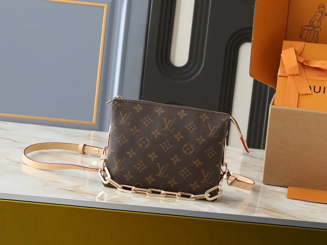 💰240💰Upgraded from the original M59598 M59389 M59396 M13233 M21259 M25218 M20770 M11401 This Coussin BB handbag is made of soft sheep leather with an embossed Monogram pattern. It has an inner compartment in a compact silhouette, making it an elegant choice for both day and night. Both the chunky chain and slim leather strap are removable, allowing for a variety of styling possibilities. Dimensions: 21.0 x 16.0 x 7.0 cm (length x height x width)