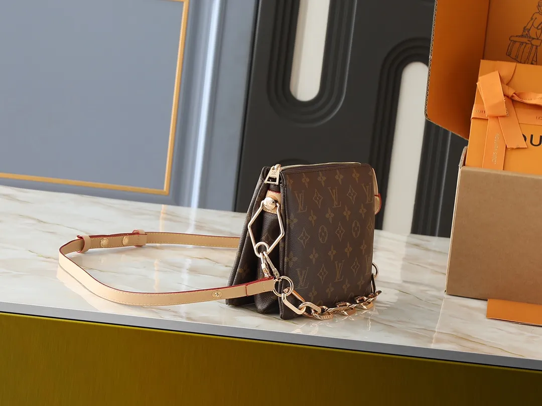 💰240💰Upgraded from the original M59598 M59389 M59396 M13233 M21259 M25218 M20770 M11401 This Coussin BB handbag is made of soft sheep leather with an embossed Monogram pattern. It has an inner compartment in a compact silhouette, making it an elegant choice for both day and night. Both the chunky chain and slim leather strap are removable, allowing for a variety of styling possibilities. Dimensions: 21.0 x 16.0 x 7.0 cm (length x height x width)