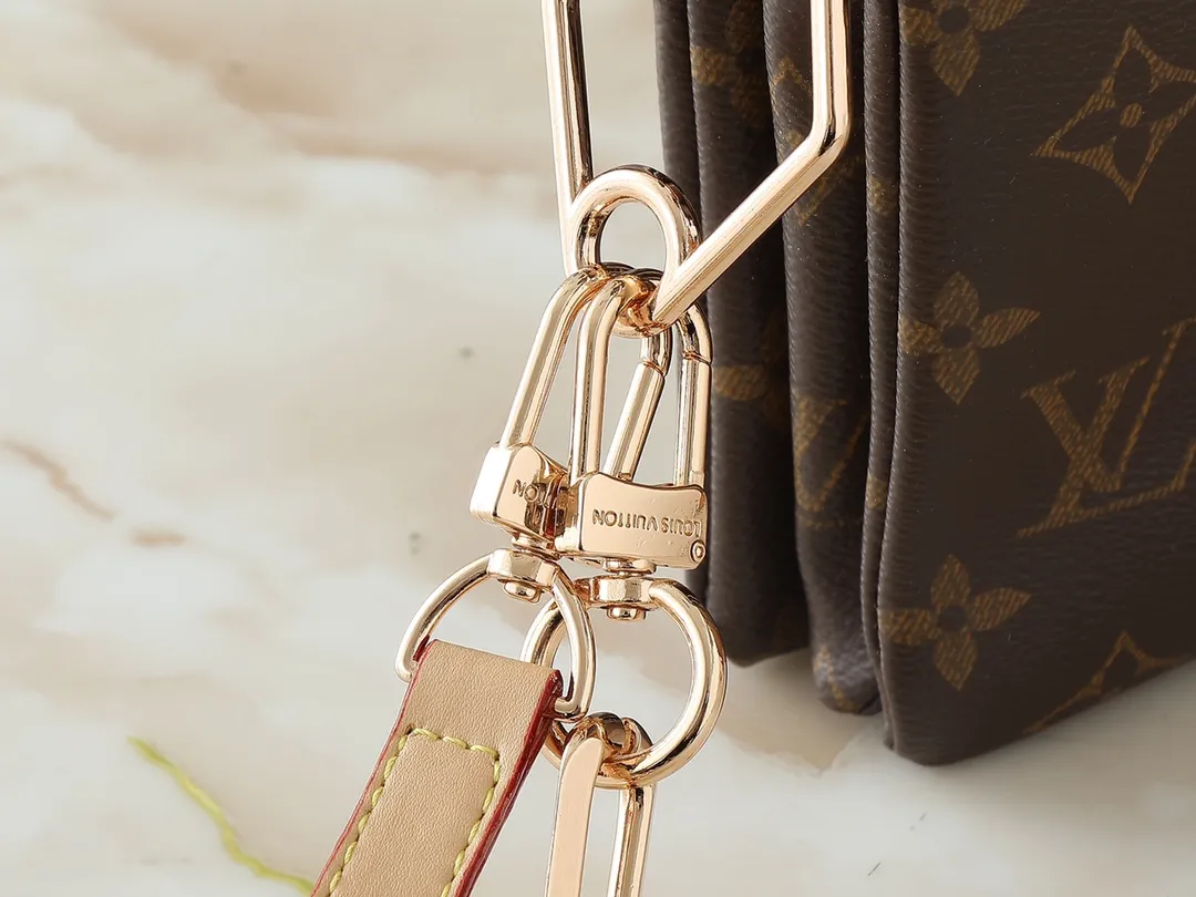 💰240💰Upgraded from the original M59598 M59389 M59396 M13233 M21259 M25218 M20770 M11401 This Coussin BB handbag is made of soft sheep leather with an embossed Monogram pattern. It has an inner compartment in a compact silhouette, making it an elegant choice for both day and night. Both the chunky chain and slim leather strap are removable, allowing for a variety of styling possibilities. Dimensions: 21.0 x 16.0 x 7.0 cm (length x height x width)
