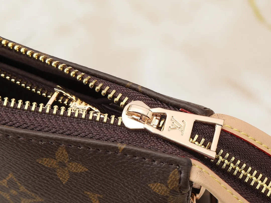 💰240💰Upgraded from the original M59598 M59389 M59396 M13233 M21259 M25218 M20770 M11401 This Coussin BB handbag is made of soft sheep leather with an embossed Monogram pattern. It has an inner compartment in a compact silhouette, making it an elegant choice for both day and night. Both the chunky chain and slim leather strap are removable, allowing for a variety of styling possibilities. Dimensions: 21.0 x 16.0 x 7.0 cm (length x height x width)