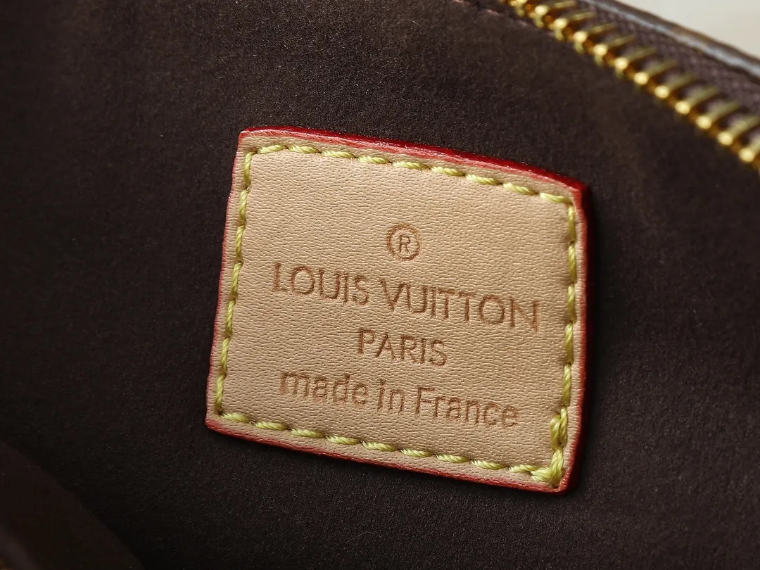 💰240💰Upgraded from the original M59598 M59389 M59396 M13233 M21259 M25218 M20770 M11401 This Coussin BB handbag is made of soft sheep leather with an embossed Monogram pattern. It has an inner compartment in a compact silhouette, making it an elegant choice for both day and night. Both the chunky chain and slim leather strap are removable, allowing for a variety of styling possibilities. Dimensions: 21.0 x 16.0 x 7.0 cm (length x height x width)