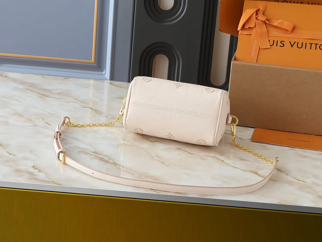 💰240💰Upgraded from the original M14291 M58953. This Speedy Bandoulière 20 handbag renews the brand's classic Monogram Empreinte leather, using the same tone to outline the pattern, and enriches the details with striped lining, dazzling padlocks and detachable chains. The compact shape can accommodate daily needs and can be carried by hand or cross-body. Dimensions: 20.5 x 13.5 x 12.0 cm (length x height x width)