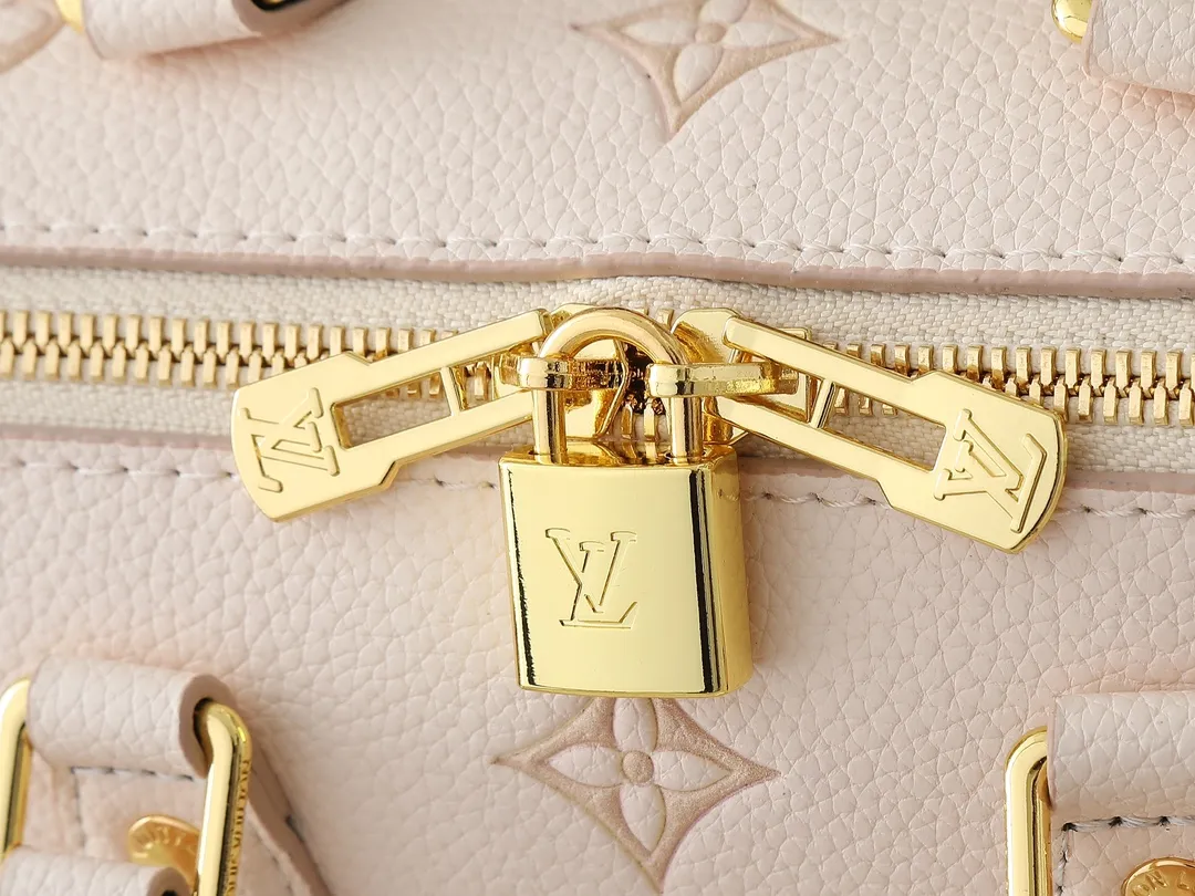 💰240💰Upgraded from the original M14291 M58953. This Speedy Bandoulière 20 handbag renews the brand's classic Monogram Empreinte leather, using the same tone to outline the pattern, and enriches the details with striped lining, dazzling padlocks and detachable chains. The compact shape can accommodate daily needs and can be carried by hand or cross-body. Dimensions: 20.5 x 13.5 x 12.0 cm (length x height x width)