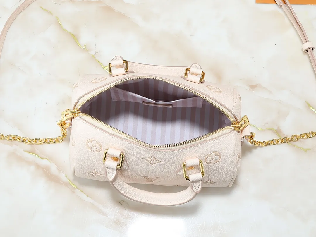 💰240💰Upgraded from the original M14291 M58953. This Speedy Bandoulière 20 handbag renews the brand's classic Monogram Empreinte leather, using the same tone to outline the pattern, and enriches the details with striped lining, dazzling padlocks and detachable chains. The compact shape can accommodate daily needs and can be carried by hand or cross-body. Dimensions: 20.5 x 13.5 x 12.0 cm (length x height x width)