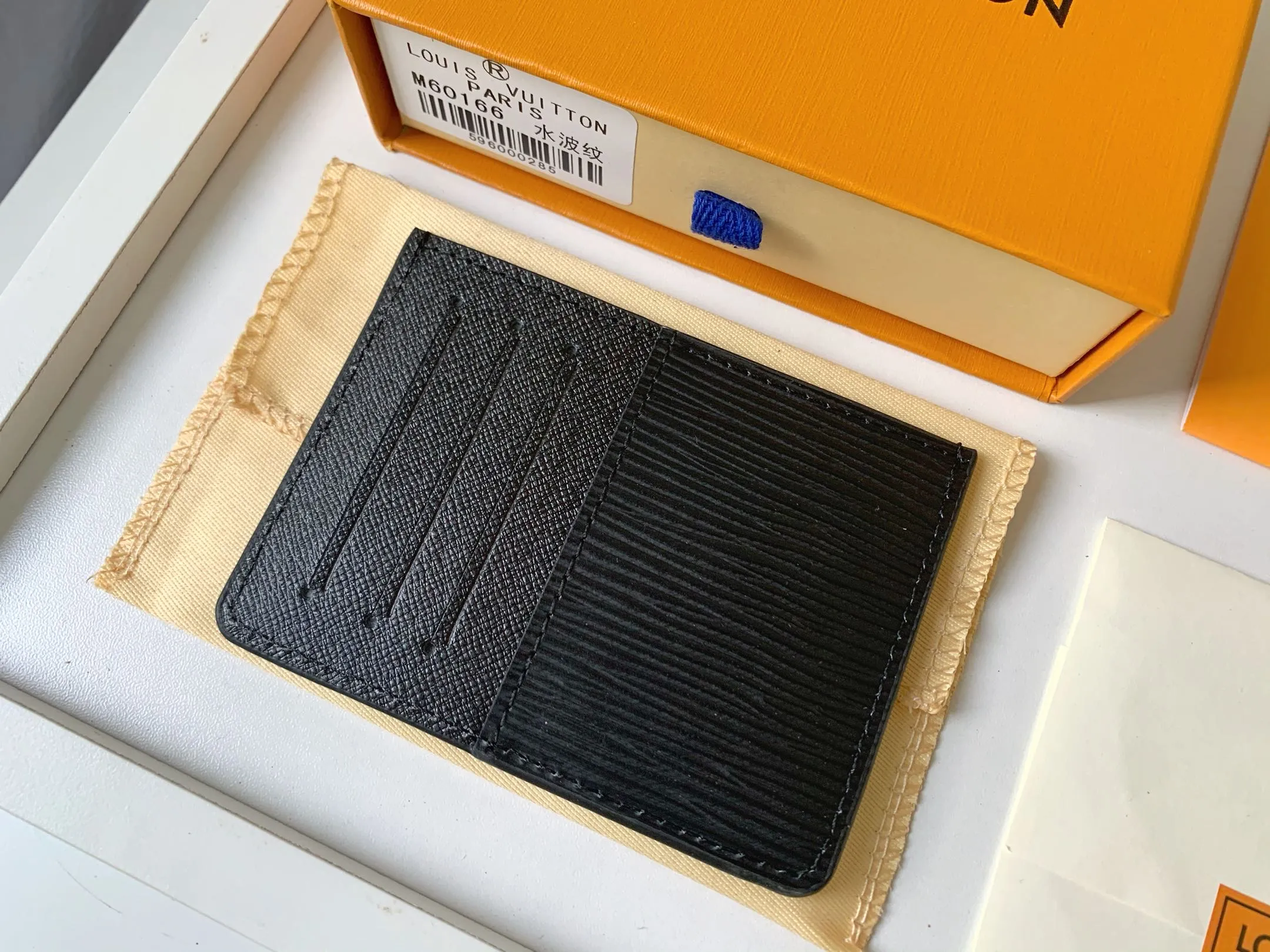 💰80 💎Card Holder Neo Card Holder made of Monogram Macassar canvas is the first choice for carrying important cards. Black leather trim makes the classic Louis Vuitton pattern even more eye-catching. Model: M60166. Size: 7.5*12