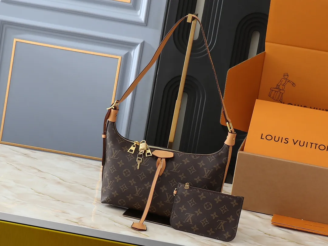 💰260💰Upgraded original M46610 M46609 M46674 This Sac Sport handbag is made of soft Monogram Empreinte embossed leather to create a curved outline, paying tribute to the brand's archive design with retro structure and exquisite details. Plenty of space makes it easy to carry your daily needs, and the adjustable handle allows for a variety of carrying methods. Dimensions: 27.0 x 22.0 x 10.5 cm (length x height x width)