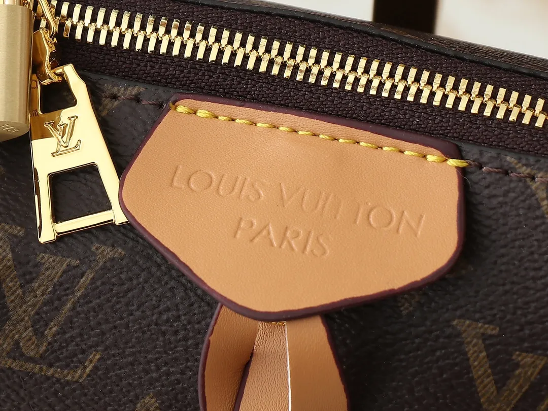 💰260💰Upgraded original M46610 M46609 M46674 This Sac Sport handbag is made of soft Monogram Empreinte embossed leather to create a curved outline, paying tribute to the brand's archive design with retro structure and exquisite details. Plenty of space makes it easy to carry your daily needs, and the adjustable handle allows for a variety of carrying methods. Dimensions: 27.0 x 22.0 x 10.5 cm (length x height x width)