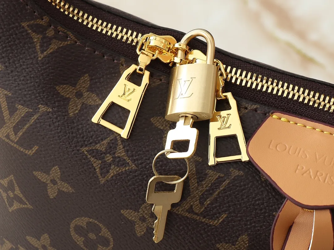 💰260💰Upgraded original M46610 M46609 M46674 This Sac Sport handbag is made of soft Monogram Empreinte embossed leather to create a curved outline, paying tribute to the brand's archive design with retro structure and exquisite details. Plenty of space makes it easy to carry your daily needs, and the adjustable handle allows for a variety of carrying methods. Dimensions: 27.0 x 22.0 x 10.5 cm (length x height x width)