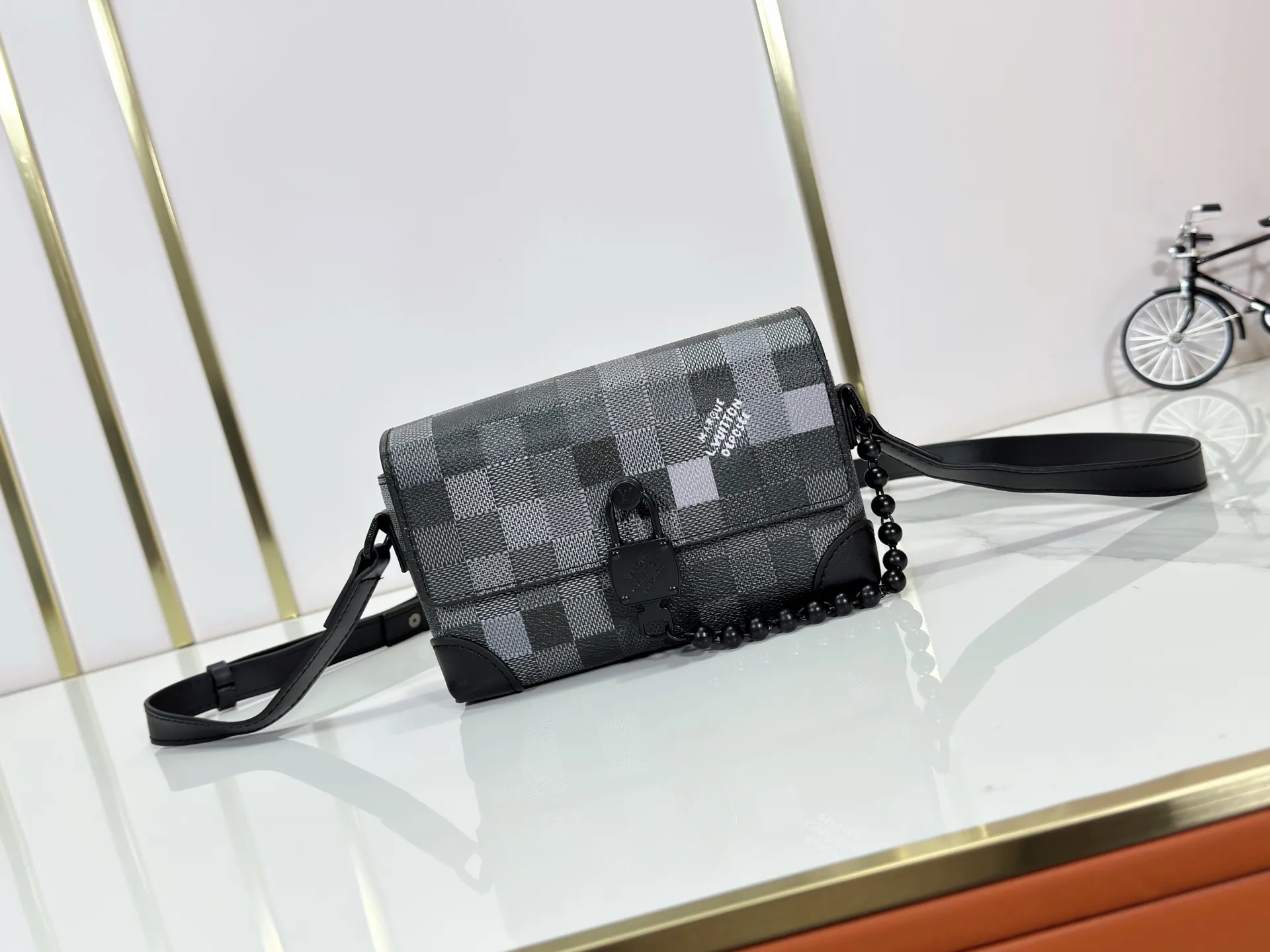 P220 Upgraded original M14738 This Steamer mini handbag is made of Monogram canvas, with distressed cow leather trim and dazzling metal parts. The new square lock snaps back to Pharrell Williams' signature Damier pattern, the delicate key connects to the intricate beaded chain, and the adjustable shoulder strap allows for shoulder or cross-body wear. Dimensions: 18 × 11 × 6.5 cm