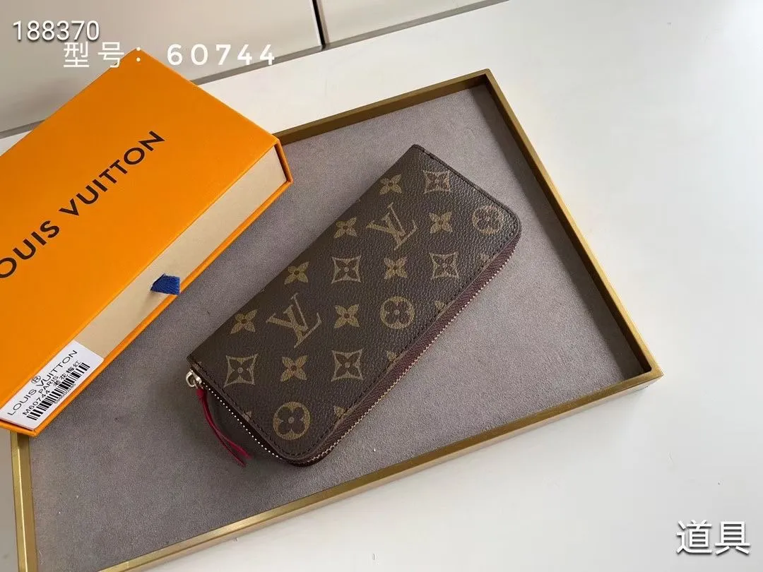 P100💰💎The original LV Clemence wallet is small and compact but has ample capacity. It is made of exquisite and durable Monogram canvas material. Bright color lining and leather zippers show off the playful charm of women. Model: 60744/60742. Size: 19.5×9×1.5cm