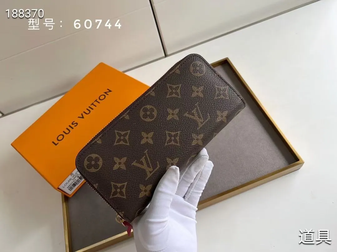 P100💰💎The original LV Clemence wallet is small and compact but has ample capacity. It is made of exquisite and durable Monogram canvas material. Bright color lining and leather zippers show off the playful charm of women. Model: 60744/60742. Size: 19.5×9×1.5cm